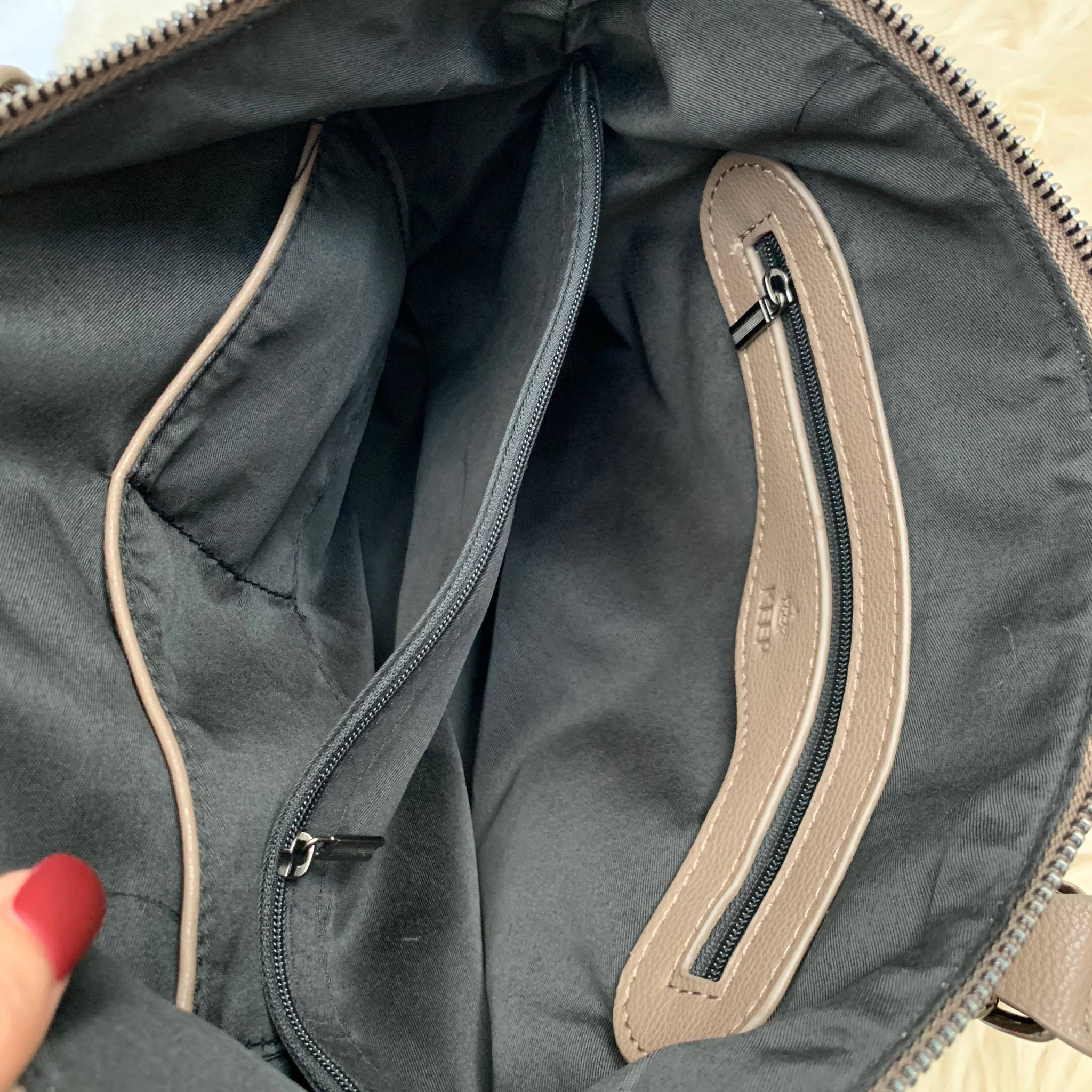 ทรงสวยขายดีมาก 👑จากแบรนด์ KEEP ทรง รุ่น Parish hand bag with cute taddy จุดเด่นที่ >หนังเนื้อดี นิ่มมาก >น้ำหนักเบา >ถือสะพายเข้าง่ายกับทุกชุด