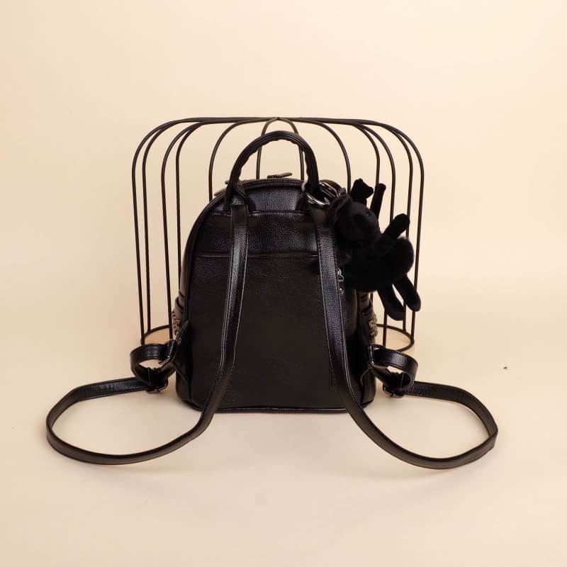 KEEP รุ่น Teena backpack >กระเป๋า หนังเนื้อดี ลายหนังชัด ทนทานคะ >น้ำหนักเบา ดีไซด์ ทันสมัย เข้าได้กับทุกชุด >สายสะพายเป็นหนังอย่างดี ด้านหน้าและด้านข้างประดับหมุด ด้านข้างมีช่องไว้ใส่ของได้ >ภายในตัวกระเป๋ามีช่องเก็บของจุกจิก 2 ด้านเลยคะ >