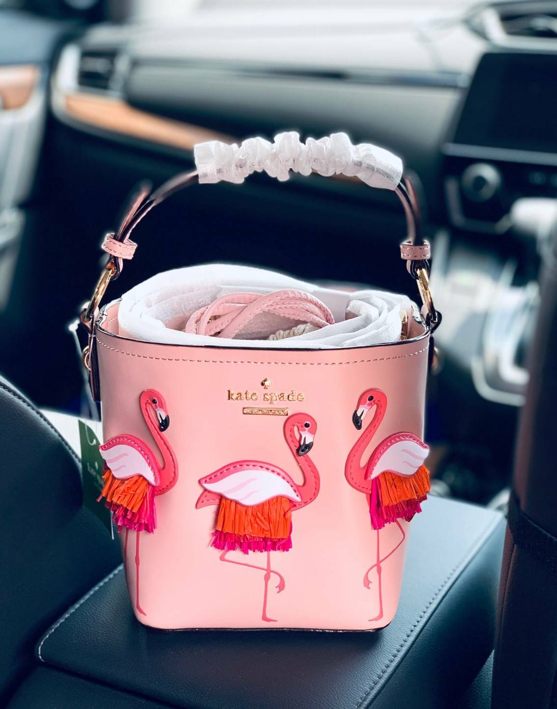 Kate spade new york Flamingo Pippa Bucket Bag 🍭รุ่นแนะนำ ราคานี้หายากแล้วจร้าา กระเป๋าหิ้วหรือสะพายข้างได้ ทรงถัง วัสดุหนังแกะแท้ สัมผัสหนังนิ่มมือดีมากๆค่ะ ด้านหน้าแต่งรูป Flamingo ดูเก๋มากๆค่ะ มีอะไหล่แบรนด์ ปากกระเป๋าแบบหูรูด ภายในกระเป๋าโล่ง ใ