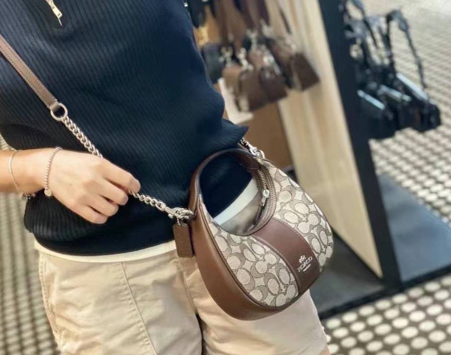 COACH CARMEN MINI CROSSBODY IN SIGNATURE JACQUARD กระเป๋ารูปทรงพระจันทร์โค้งมน น่ารักน่าใช้มากๆ!! เกรดท็อปออริ เกรดดีสุด สลับแท้ 1:1 ใช้ต่างประเทศได้