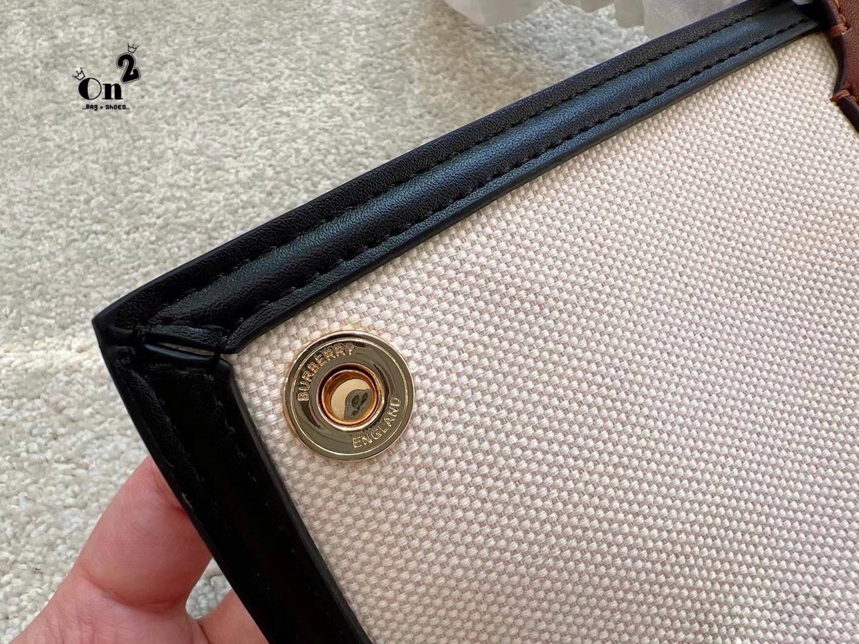 VIP 🥂 Burberry tote bag / BURBERRY FRAGRANCES TOTE BAG กระเป๋าสะพายทรงโท้ทผ้าแคนวาส ตัดขอบหนัง การตัดเย็บเดินด้ายสวยงามเลอร์ค่ามาก ดีไซน์สวย ทรงหรูดูไฮ รุ่นหายาก เป็นอีกหนึ่งรุ่นที่ดาราเซเลป ใช้กันเยอะมาก ประดับกระดุมแบรนด์สีทอง ที่มุมปากกระเป๋าทั