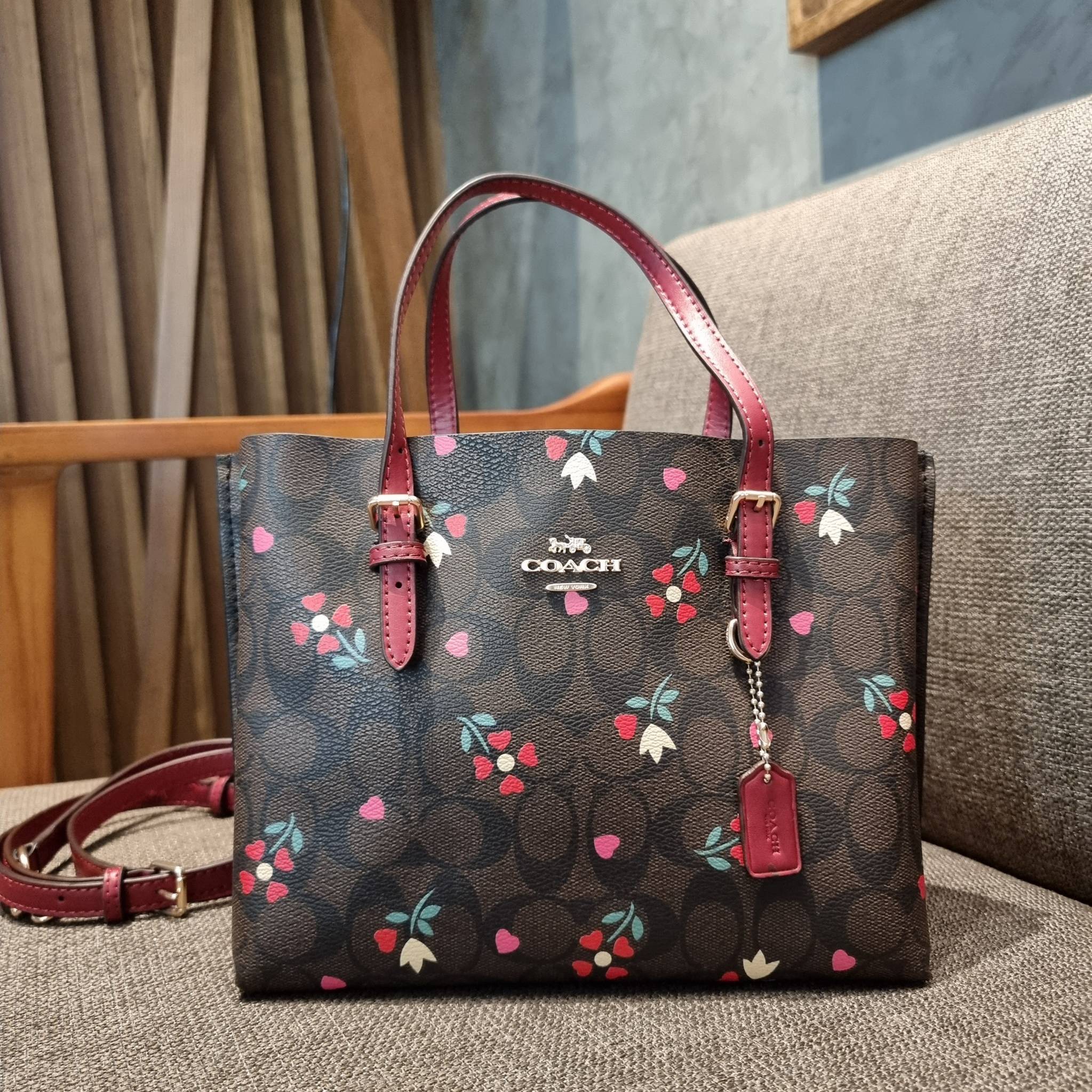 COACH C4250 MOLLIE TOTE 25 IN SIGNATUE CANVAS WITH HEART FLORAL ดีไซน์ใหม่ล่าสุด กระเป๋าโท้ทไซส์เล็กที่สาวๆต่างก็ต้องปักใจรัก รอบนี้น้องถูกเติมแต่งลวดลายดอกไม้ เพิ่มดีเทลความน่าใช้ไปอีก วัสดุหนังแคนวาส ทนทาน ภายในโล่งกว้าง มีช่องซิปกลางใส่ของได้ ขนาดกำลัง