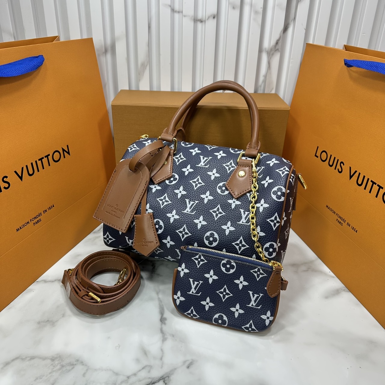 ORI หนังแท้ | LV Speedy P9 Bandoulière 25 Bag กระเป๋าสะพายทรงหมอนสปีดี้ คอลใหม่ล่าสุดหรูหราโดดเด่น รูปทรงใช้งานง่ายสวยตลอดกาล ใช้ได้กับทุกลุค ทุกโอกาส ภายในโล่งกว้างมาก ใส่ของสำคัญได้ครบแน่นอนจ้า