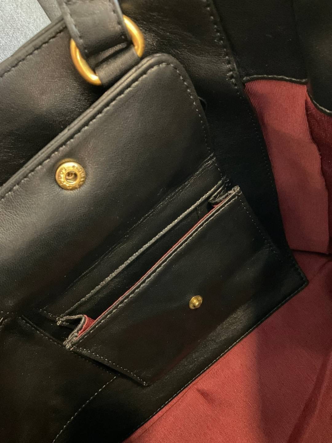 รุ่นใหม่ล่าสุด ทรงที่สาวๆรอคอย CHANEL LEATHER TOTE BAG ไซส์ใหญ่อลัง ตัวกระเป๋าเป็นหนังเต็มใบ เนื้อหนาดีมาก อะไหล่ทองวินเทจ ประดับโลโก้แบรนด์สุดหรู