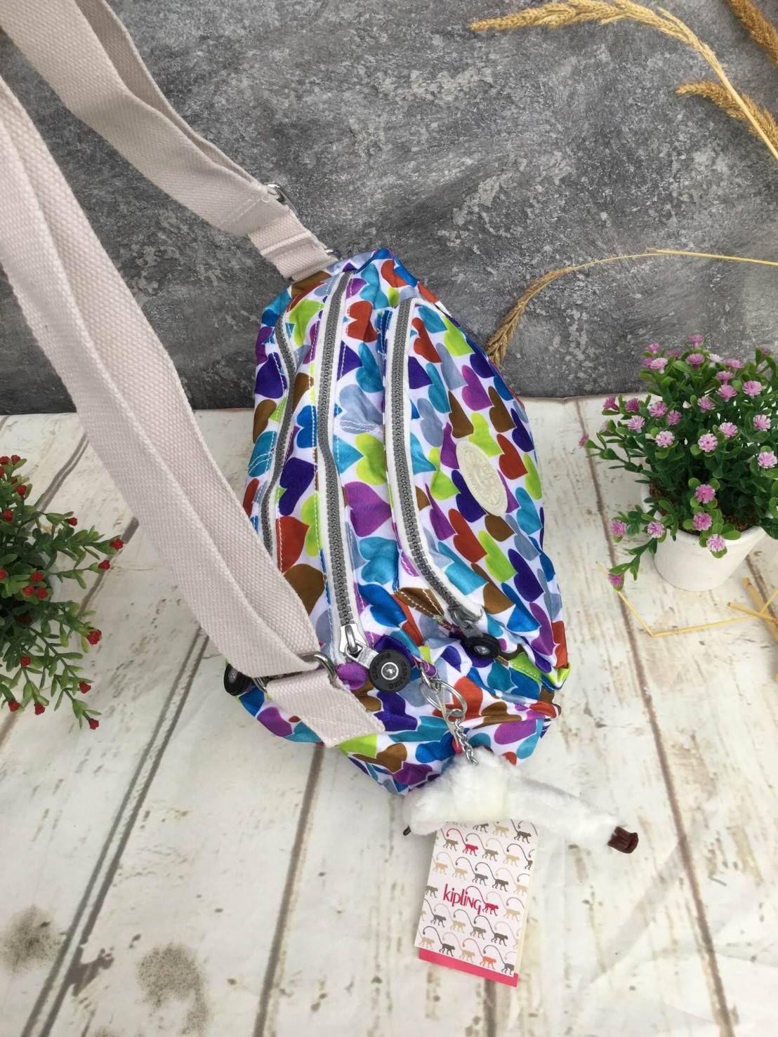 กระเป๋าสะพาย KIPLING รุ่น Reth วัสดุไนล่อนคุณภาพดี มาพร้อมดีไซน์ทันสมัย และสามารถใช้งานได้อย่างดี เข้ากับทุกการแต่งตัว โดดเด่นด้วยพื้นที่ภายในและช่องต่างๆ ที่ให้คุณจัดเก็บของสำคัญได้ครบถ้วน ไม่ว่าจะเป็นมือถือ ปากกา หรือไอเท็มจำเป็นของคุณ สายสามารถปรับและถ