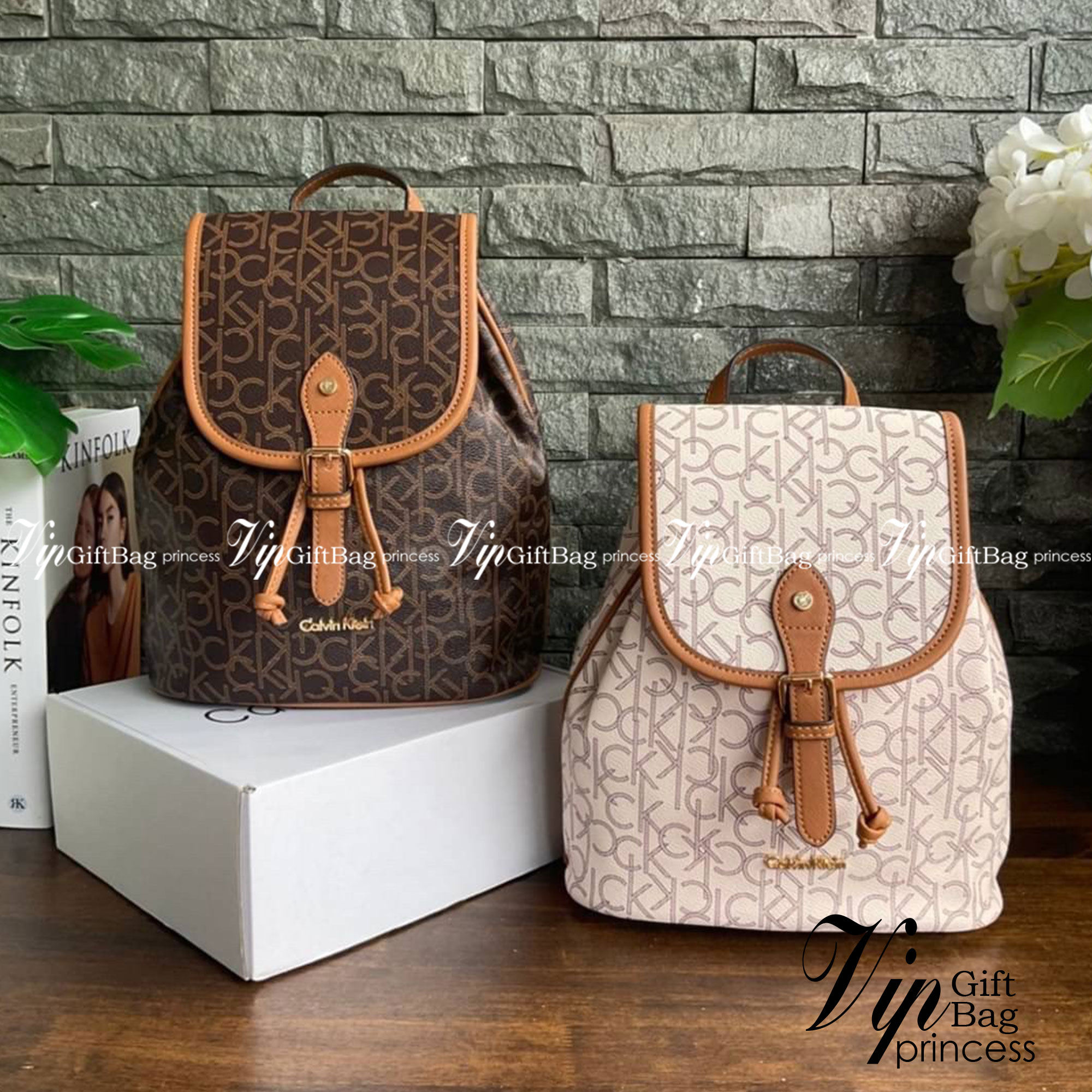 CALVIN KLEIN Monogram Backpack กระเป๋าสะพายเป้รุ่นใหม่ชนช้อป รุ่นยอดนิยม วัสดุ PVC คุณภาพดี หนังนิ่มสวย ฐานกระเป๋าแข็ง ตั้งอยู่ทรงรองรับน้ำหนักได้ดีมากๆ ตัวกระเป๋ามีน้ำหนักเบา ด้านหน้าประดับด้วยโลโก้แบรนด์ สายยาวดีไซน์เก๋ สะพายไม่เจ็บไหล่ เลื่อนปรับได้ฟรี