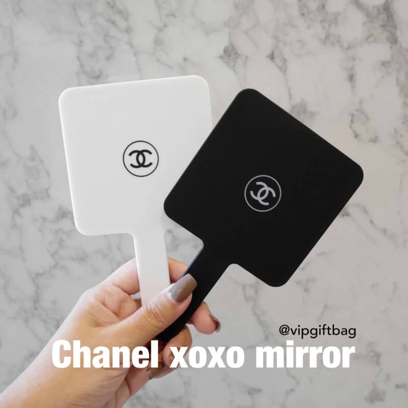 มีกระจกดีดีสักชิ้น ไว้พกติดตัวกันหรือยังคะสาวๆ? ทางร้านขอแนะนำ Chanel xoxo mirror กระจกแบบถือ ของสมนาคุณ จากแบรนด์ เครื่องสำอางค์ Chanel ตัวกระจกมีขนาดกะรัด ถือง่าย พกพาสะดวก ด้านนอกผิวลื่นเคลือบด้านสบายมือ ปั้มโลโก้แบรนด์ ด้านในเป็นกระจกใส จะส่องกี่ครั้ง
