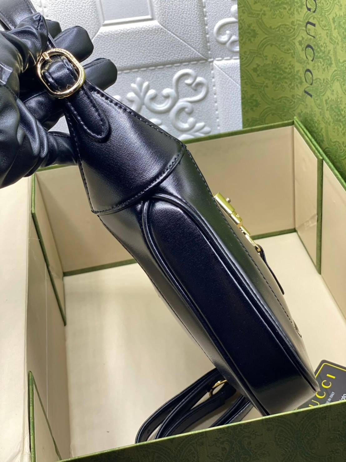 VIP GIFTbag 】หนังแท้ GUCCI Jackie 1961 mini shoulder bag กระเป่ารุ่นฮิตจาก Gucci ต้องบอกเลยว่าสำหรับสาวๆหลายคนนั้น ที่ชื่อชอบ หรือเป็นสาวกกลับแบรนด์อย่าง Gucci ต้องบอกเลยนะว่าสำหรับรุ่นนี้ห้ามพลาดไปทีเดียว บอกว่าได้เป็นตำนานควาวินเทจได้อย่างดี โดยขนาดของต