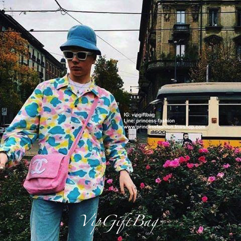 ชมพู MUST HAVE ITEM 2019 !! รุ่นยอดฮิตของ **วัยรุ่นสายสตรีท ทั่วโลก จากงาน CHANEL VIP GIFT **ของแท้100% **มีป้ายNOTFORSALE เป็นกระเป๋า ใบสวยรุ่นหายาก ขนาดกำลังดี ใช้ได้ทั้งหญิงชายเลยค่ะ ขนเฟอร์นิ่มมากกก เก็บของอย่างดี น้ำหนักเบา ด้านในมีช่องใส่ของจุกจิก M