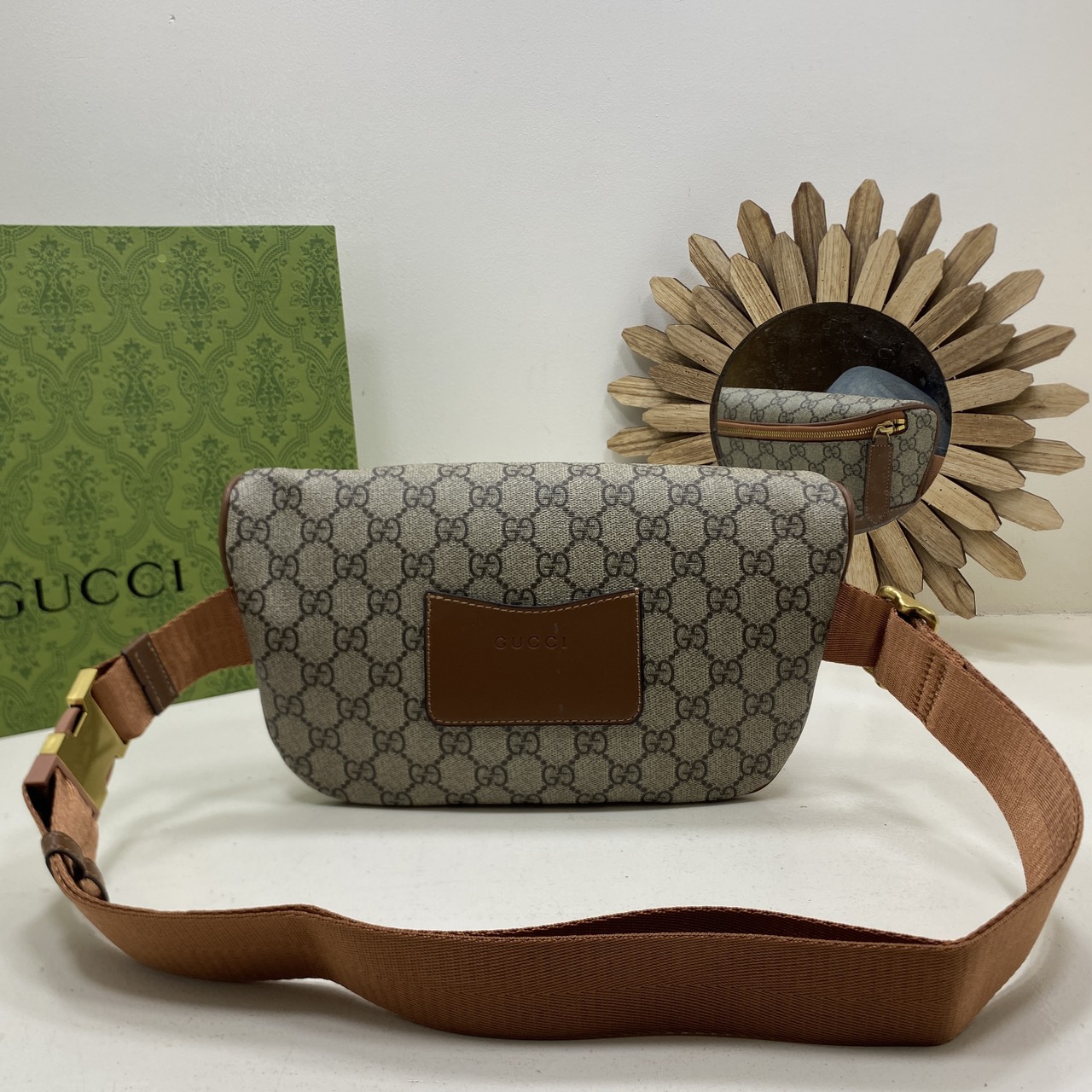 ORI หนังแท้ | GUCCI GG Emblem small belt bag กระเป๋าคาดอก/คาดเอวปรับโฉมใหม่ สวยสง่างาม สปอร์ตและเท่กว่าเดิม แต่ยังคงความคลาสสิค