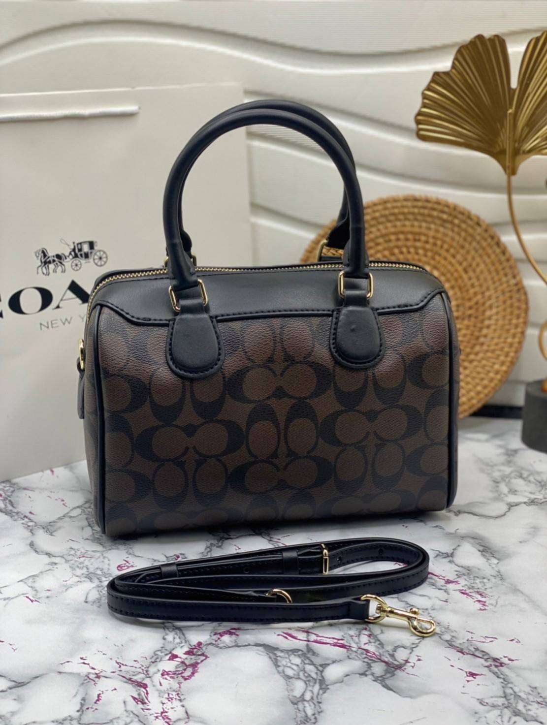 หมอน 9” COACH MINI BENNETT SATCHEL CROSSBODY BAG พร้อมส่ง ทรงฮิตของสาวๆค่ะ!! กระเป๋าถือ//สะพายข้าง จาก coach factory ทรงหมอน วัสดุลายหนังสวย หนังป่องยวบคืนตัวได้ดีมากๆค่ะ ด้านหน้าห้อยพวงแบรนด์ พร้อมมีโลโก้แบรนด์ เปิดปิดกระเป๋าด้วยซิป ภายในกว้าง ใส่กระเป๋า