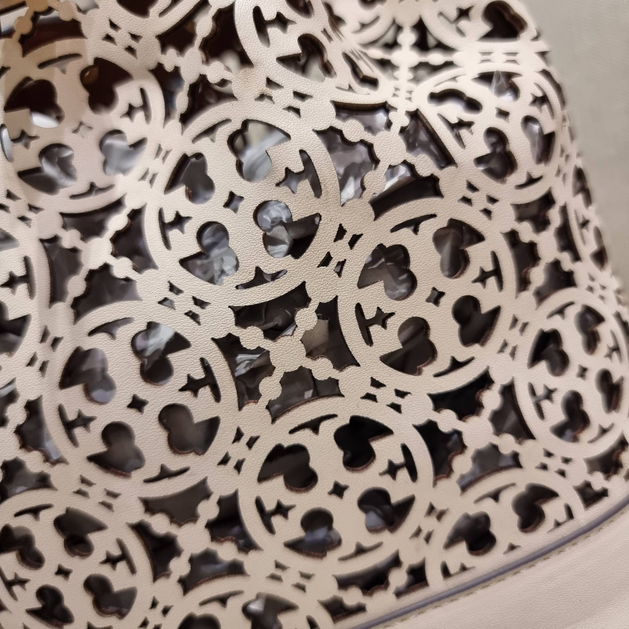 TORY BURCH T MONOGRAM LASER-CUT BUCKET BAG ใจบางที่สุดกับคอลเลคชั่นนี้ กับกระเป๋าสะพายทรงบัคเก็ต รุ่นชูโรงสุดฮิต ที่เพิ่มดีเทลความแพงด้วยการฉลุลวดลายโมโนแกรมรอบใบ ถักทอเป็นเส้นลายสานที่สวยงามมาก งานฝีมือจริงๆ วัสดุหนัง cowhide รูดเปิด-ปิดด้วยเส้นหนัง มาพร