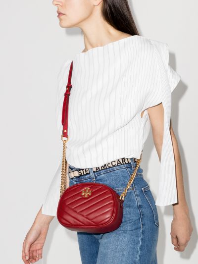 Tory Burch KIRA CHEVRON SMALL CAMERA BAG สาว ๆ ลุคคุณหนูไม่ควรพลาด Collection นี้เลยนะคะ เพราะ Kira Chevron เป็นรุ่นที่ตอบโจทย์และครองใจสาว ๆ ได้อย่างแท้จริง