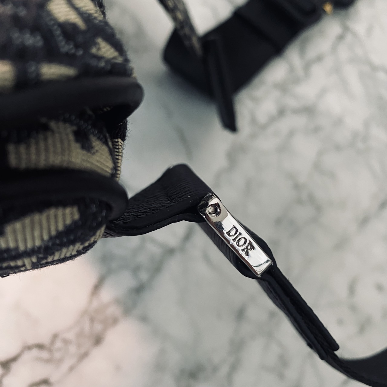 DIOR Saddle bag Oblique jacquard fabric in beige and black กระเป๋าคาดอกดิออร์ รุ่นยอดนิยมที่หนุ่มๆ ใช้งานได้แบบคุ้มๆ ดีไซส์สวยคมเรียบหรูตามแบบฉบับแบรนด์