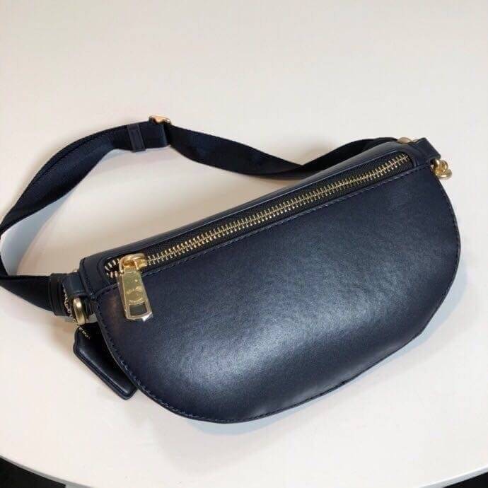 LIMITED EDITION !! COACH BELT BAG IN SIGNATURE WITH REXY BY GUANG YU กลับมาอีกครั้งกับ Coach X Disney สวยงามมากๆค่ะ คาดอก คาดเอวได้ ลาย C ตัดขอบหนังเรียบ มีช่องซิปทั้งหน้า//หลัง ใส่มือถือได้ทุกรุ่น;พาสปอร์ตได้ ;กระเป๋าเงินใบกลางได้;อื่นๆจำเป็นได้ครบค่ะ.