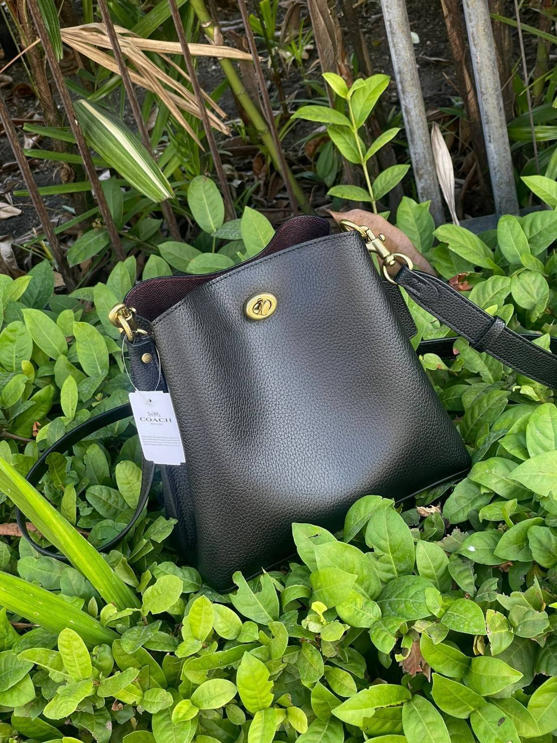 Coach Willow Bucket Bag In Colorblock รุ่นใหม่สุดปัง เป็นกระเป๋าสไตล์ใช้ได้ทุกวัน จุของได้เยอะและน้ำหนักเบา ไซส์กลางใช้หนังลายกรวด มีช่องใส่ของ 2 ช่องและมี 1 ช่องซิปตรงกลางไว้สำหรับใส่ของสำคัญ เปิดปิดแบบ turnlock ถือคล้องแขนหรือสะพายไหล่หรือสะพายข