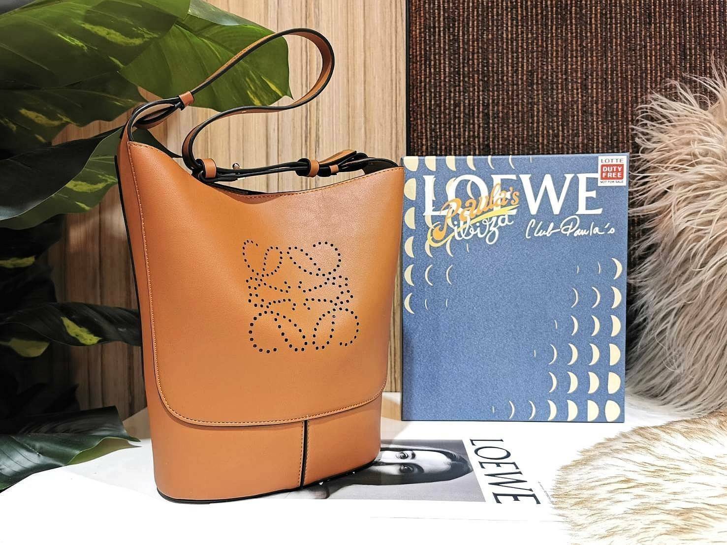 พร้อมส่งความสวย! Super Rare! ห้ามพลาด! LOEWE HOBO LEATHER SHOULDER BAG VIP GIFT WITH PURCHASE (GWP) กระเป๋าหนังแท้พรีเมี่ยมกิ๊ฟ Limited Edition จาก LOEWE PERFUME DUTYFREE รุ่น Rare items วัสดุหนังแท้ Lambskin หนังนิ่มสวยดีไซน์หรูด้านหน้าฉลุโลโก้ Loewe Ana