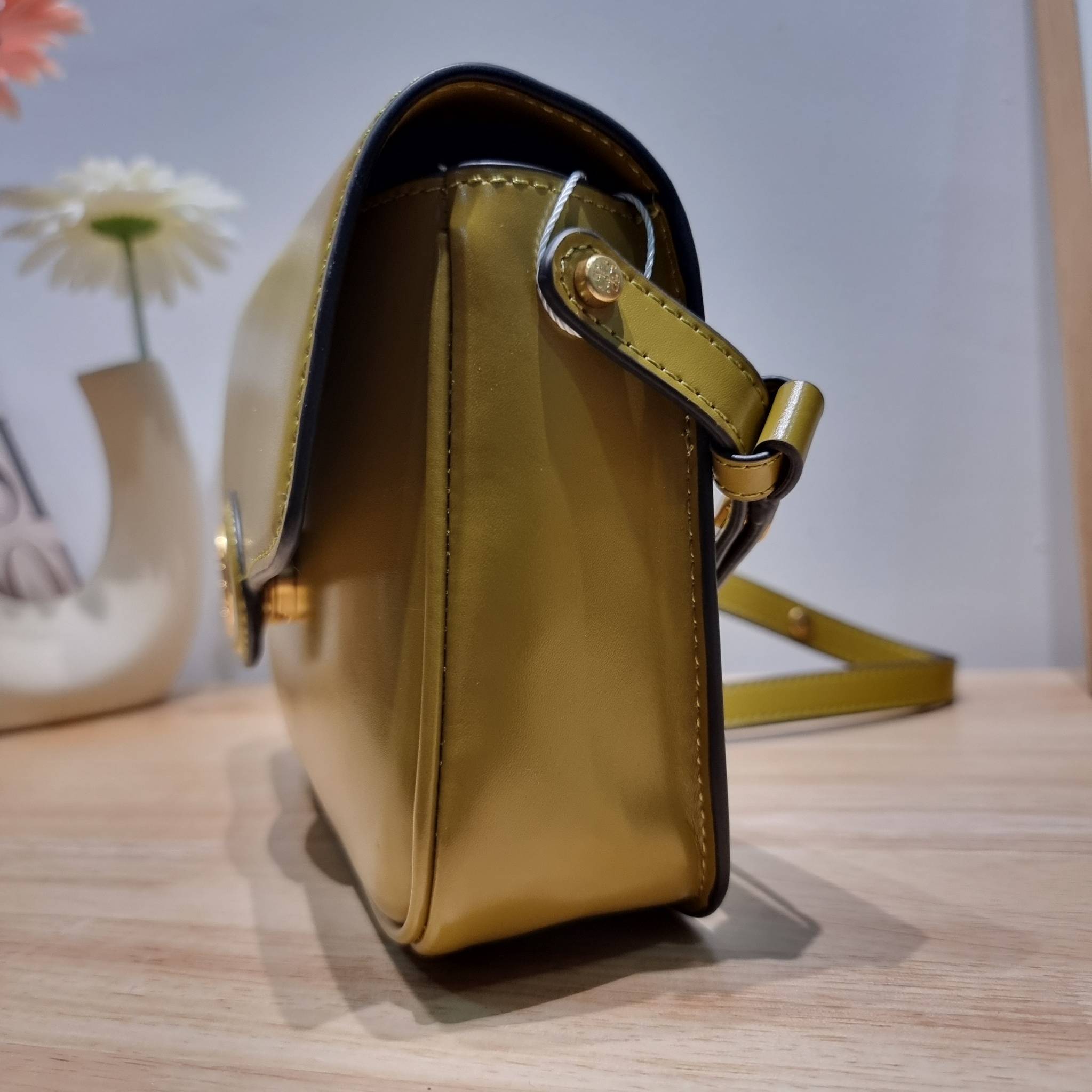 TORY BURCH ROBINSON SPAZZOLATO CONVERTIBLE SHOULDER BAG คอลเลคชั่นใหม่ สวยก่อนใคร ในราคาสุดคุ้ม! กับกระเป๋าสะพายไหล่ ดีไซน์สุดหรู หนังแก้วเงาสวยคม สีผู้ดี รูปทรงใช้งานได้ทุกลุค