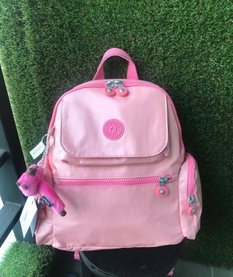 Kipling Matta Small Metallic Backpack กระเป๋าเป้ขนาดกำลังดี วัสดุไนล่อนเคลือบกันน้ำ มีน้ำหนักเบา มีช่องเก็บของหลายช่อง แบ่งเป็นช่องด้านหน้า 2 ช่องและด้านข้างอีก 2 ช่อง ช่องใหญ่ปิดเปิดด้วยซิปคู่ภายในมีช่องซิป ช่องใส่ของจุกจิกและสายห้อยพวงกุญแจ ด้านหน้าประด