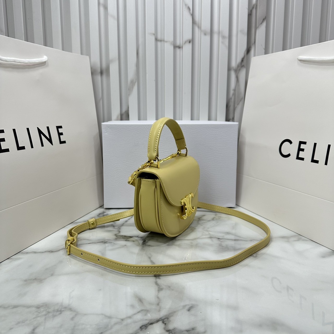 ORI หนังแท้ | CELINE MINI BESACE CLEA IN SHINY and leather กระเป๋าสะพายพร้อมหูจับ ไซส์มินิ แต่งโลโก้สีทองหรูหรา สวยโดดเด่น สามารถถือ สะพายไหล่ และสะพายข้างได้