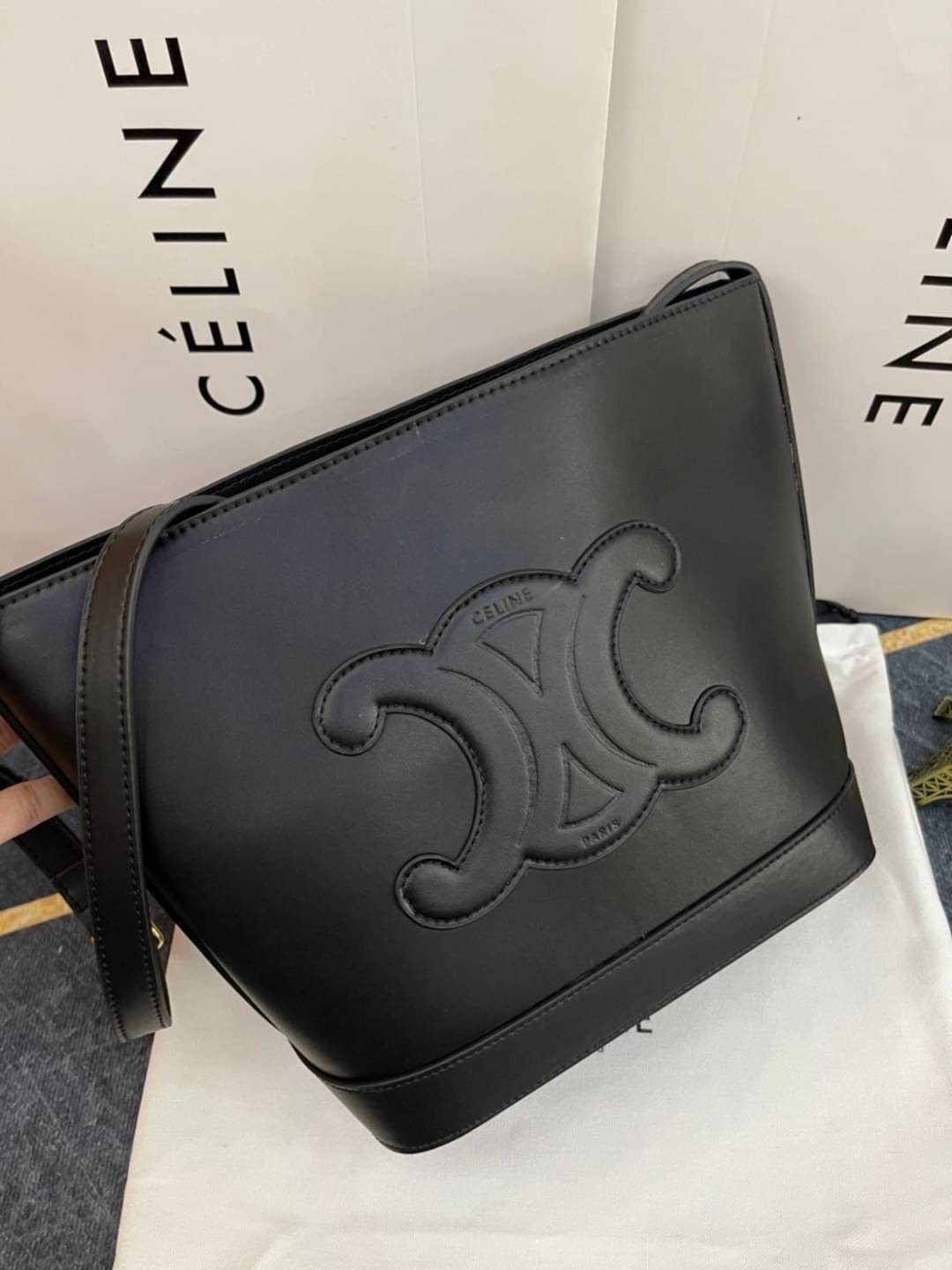 หนังแท้ CELINE SMALL BUCKET CUIR TRIOMPHE IN SMOOTH CALFSKIN / CELINE BUCKET BAG CUIR TRIOMPHE พร้อมส่งที่ไทย คอลเลคชั่นใหม่ ฮิตข้ามปี กับกระเป๋าสะพายทรงถัง ใช้งานง่ายที่สุด สายสะพายในตัว ปรับใช้ได้เลย วัสดุหนังวัว เรียบหรู ผู้ดีไปอีก โดดเด่นด้วยโลโก้เอกล