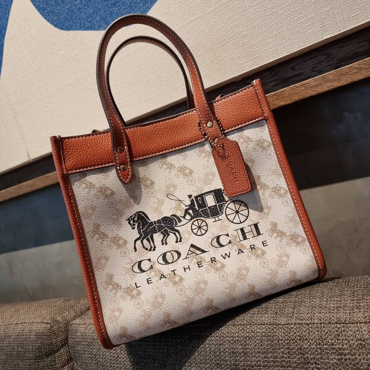 COACH C8456 FIELD TOTE 22 WITH HORSE AND CARRIAGE PRINT AND CARRIAGE BADGE คอลเลคชั่นสุดคลาสสิค ต้อนรับซัมเมอร์ ทั้งสดใสและร้อนแรง สวยหรูดูแพงในไอเท็มเดียว กระเป๋าทรงโท้ท ไซส์กำลังสวย น่ารักน่าใช้ ฟังก์ชั่นการใช้งานสะดวกที่สุด มีทั้งสายคล้องแขนในตัว และสา