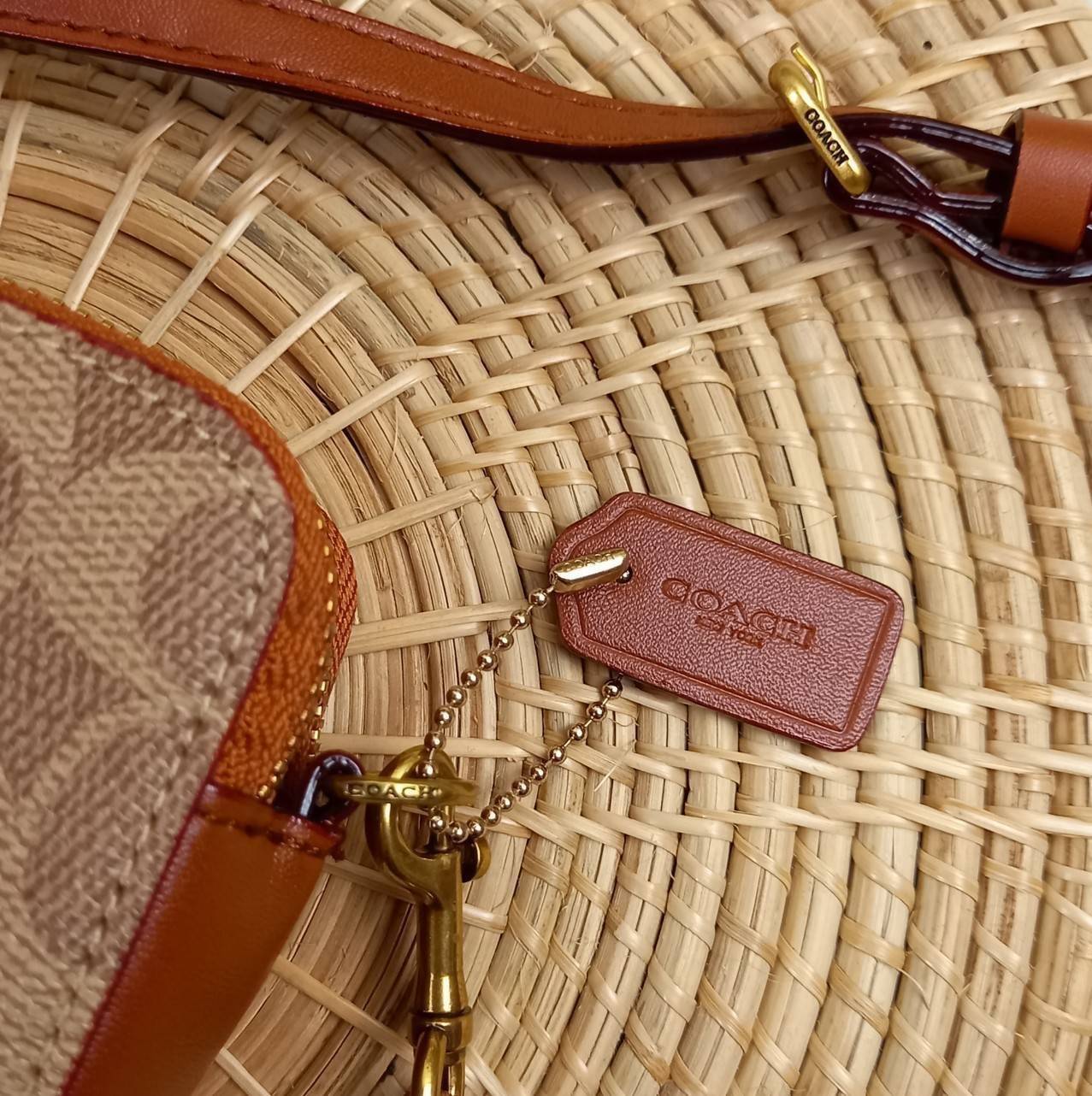 COACH KIRA CROSSBODY IN SIGNATURE CANVAS (COACH F89399)🍁เหมาะมือมาก หยิบใช้ง่ายสบายเลย🌈//รุ่นนี้ จะถือ จะคล้องมือ สะพายคลอสบอดี้ ได้หลายลุค จัดวางตามต้องการได้เลย // มีสายคล้องมือ และสายยาว สามารถถอดได้ทั้ง 2 สาย //เปิด-ปิดด้วยซิป มี2 ช่อง