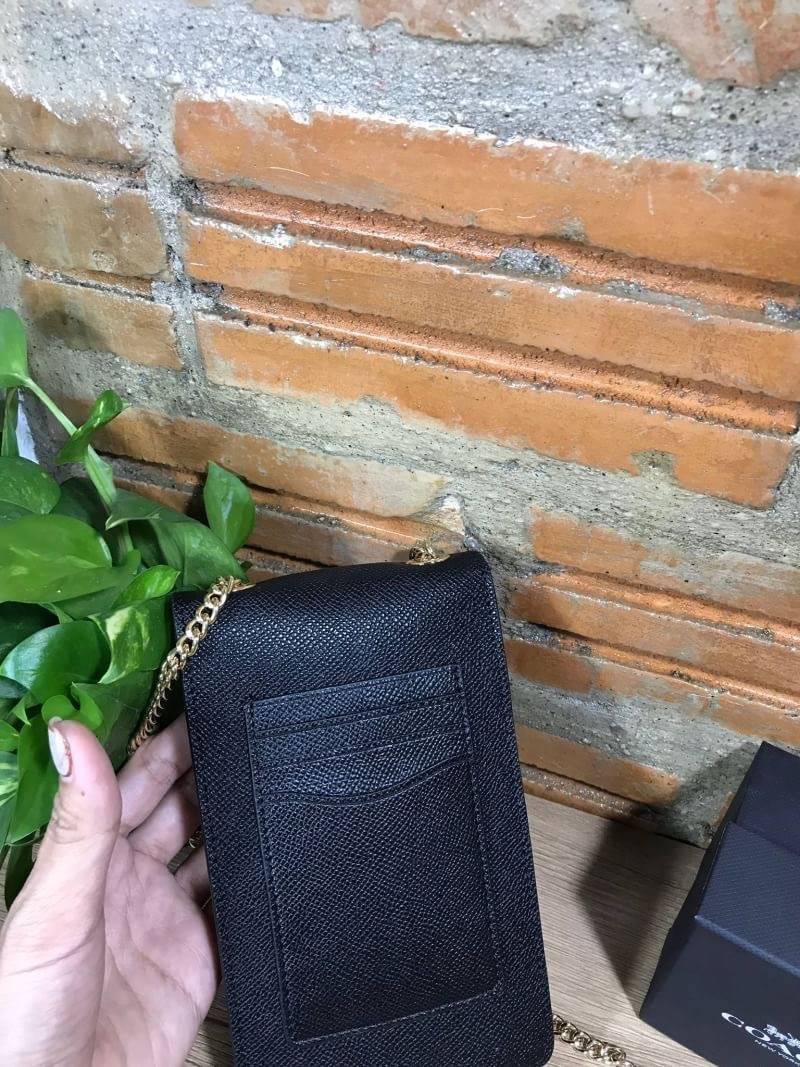 COACH PHONE CASE CROSSBODY BAG ((73486//76988//76357//39955//91046)) COACH NORTH/SOUTH CROSSBODY IN SIGNATURE CANVAS กระเป๋าใส่โทรศัพท์รุ่นนี้ มีความโดดเด่นทั้งดีไซน์และคุณสมบัติในการใช้งาน ด้วยลวดลายที่มีซิกเนเจอร์เป็นเอกลักษณ์แล้ว ด้านหลังยังมีช่องใส่กา