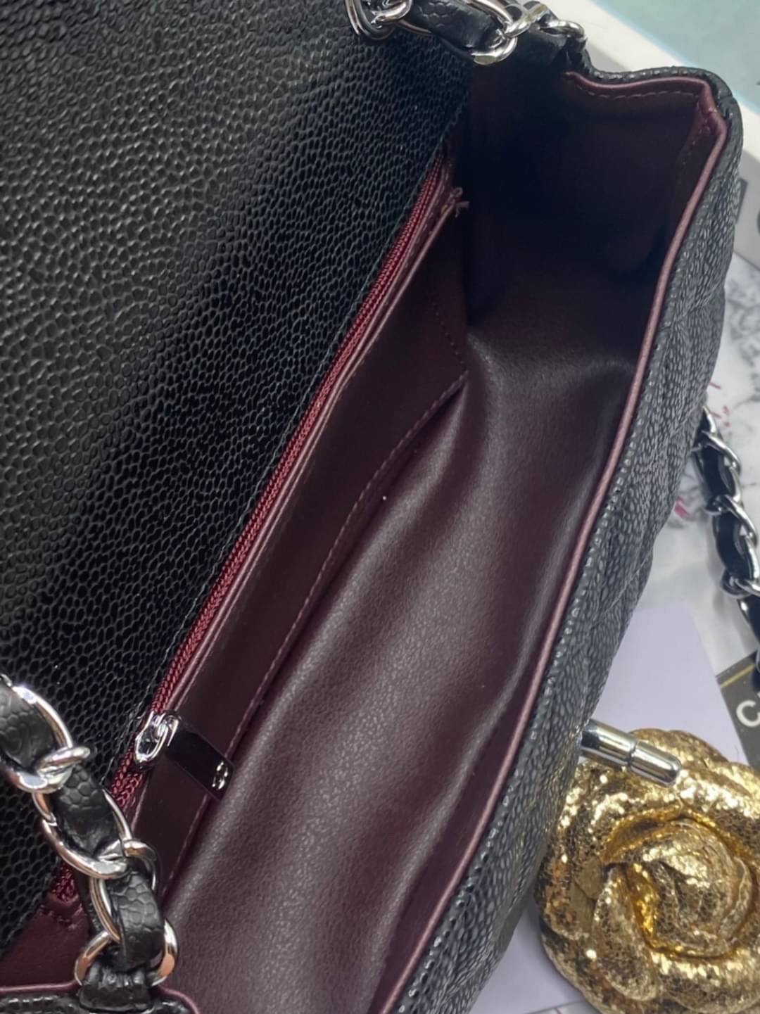 หนังแท้ CHANEL classic 8" black caviar รุ่นยอดนิยมไอเท็มฮิตวัสดุหนังคาเวียร์สวยคลาสสิค ด้านหน้ามีโลโก้แบรนด์อะไหล่ทอง/เงินสวยหรู ภายในสีแดงเบอกันดี้ เป็นใบยอดนิยมของสาวๆ เลยค่าา พร้อมส่งที่ไทยไม่ต้องรอพรีฯ สาวก Chanel Must Have! นะคะ