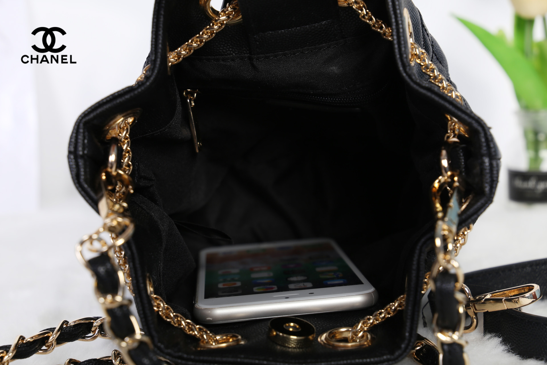 CHANEL Crossbody Bag With Chain / Chanel Bucket Bag กระเป๋าถือหรือสะพาย หนังคาเวียร์ลายตาราง ใช้ได้หลายสไตล์