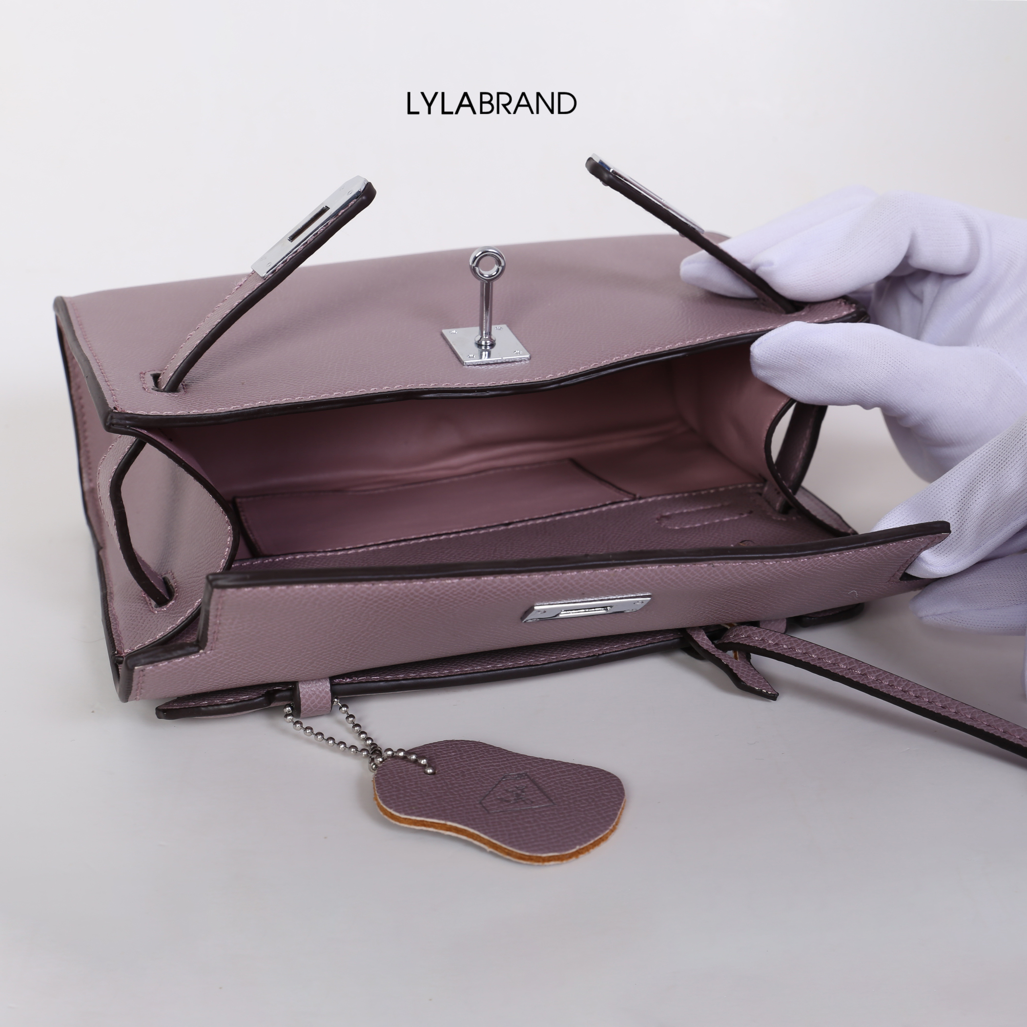 LYLABRAND🔔 KELLY MINI SIZE 22 CM / EPSOM PU TOP PREMIUM มาพร้อมสายหนังและสายโซ่คุณภาพดีสุดๆ ใบเล็กน่ารักพอดิบพอดีถือเป็นครัชออกงานได้ให้ลุคหรูสุด หรือจะใส่กับชุดทำงาน กางเกงยีนส์ ได้หมด ครบเลยค่ะ ให้ลุค ผู้ดีมากๆ ใส่ iphone plus ได้ทุกรุ่น มีสีให้