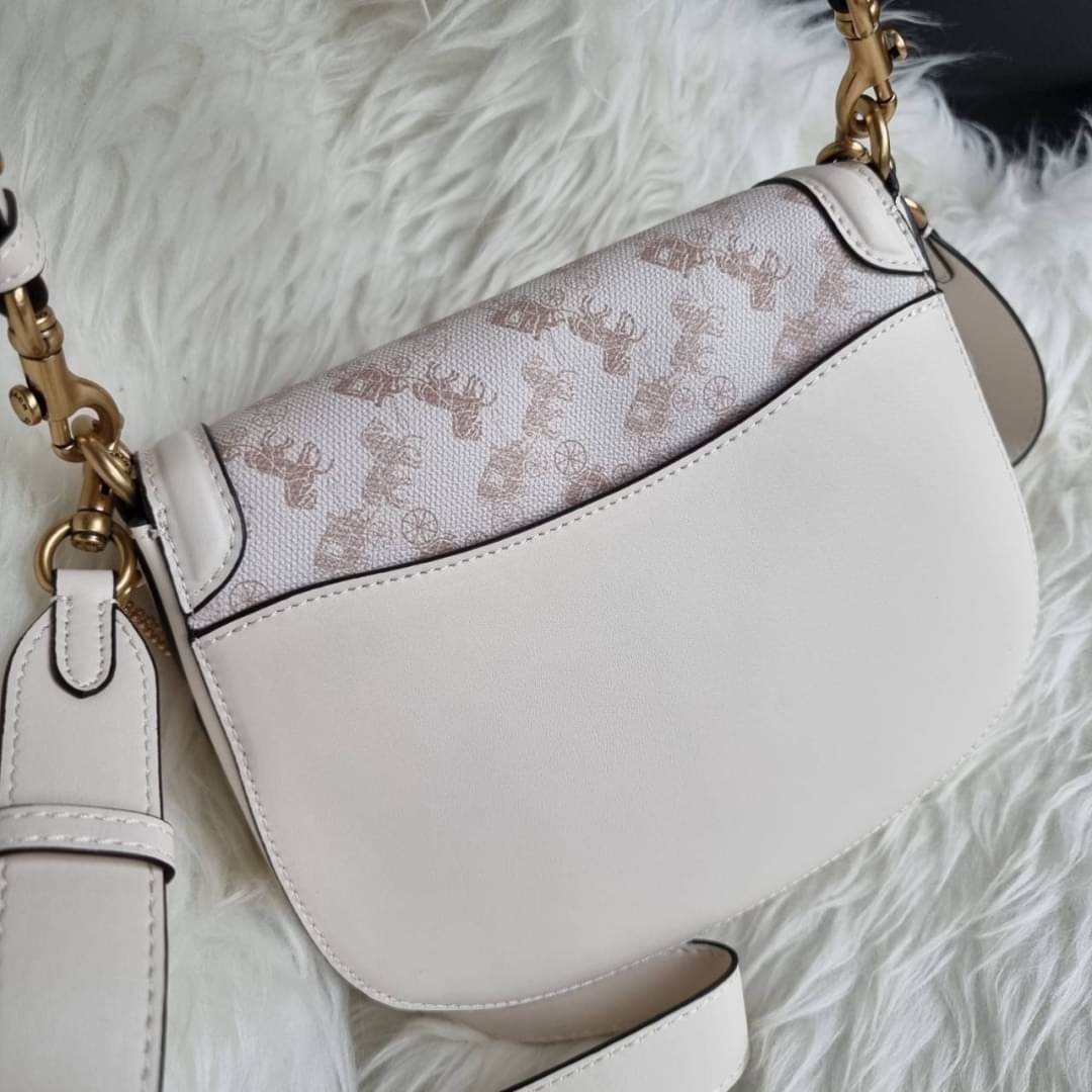 COACH C0749 BEAT SADDLE BAG WITH HORSE AND CARRIAGE PRINT สีหายาก ละมุนคุณหนู คอลเลคชั่นใหม่ ดีไซน์หรูหรา พิเศษมากๆมาพร้อมสายสะพาย 2 เส้น ใช้คู่กันหรือแยกสะพายก็สวยครบสูตร กระเป๋าสะพายทรง saddle คลาสสิค เปิด-ปิดด้วยกระดุมแน่นหนา ภายในเป็นช่องโล่ง ใส่ของได