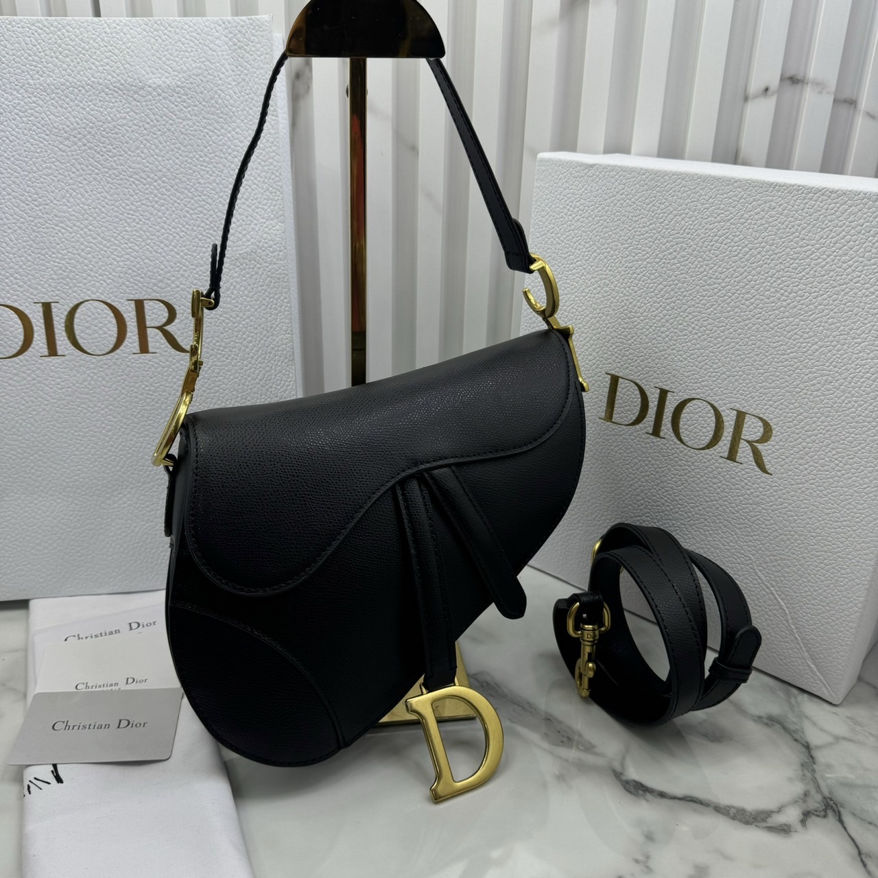 DIOR Medium Saddle Bag with Strap Blue Dior Oblique Jacquard / Black Grained Leather กระเป๋าสะพายทรงอานม้าเอกลักษณ์ของแบรนด์แห่งตำนานความหรู
