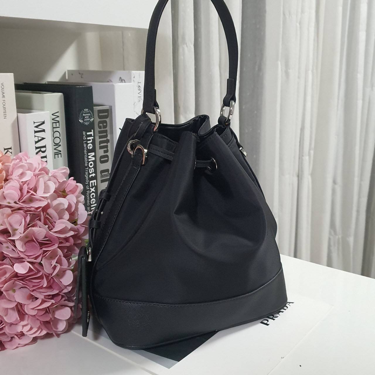 ทรงขนมจีบไซส์ใหญ่ 🐰 งานพรีเมี่ยมกิ้ฟ จากเคาเตอร์ต่างประเทศ จากแบรนด์ PRADA วัสดุ NYLON สลับหนัง SAFFIANO ดีไซน์สวยหรูมากค่า เนื้อหนาซับในอย่างดี อะไหล่เงินทั้งใบ จุดเด่นคือ กระเป๋าสามารถ จุของได้เยอะมาก ด้านในมีช่องใส่ของอีกหนึ่งช่อง น้ำหนักเบา ถื