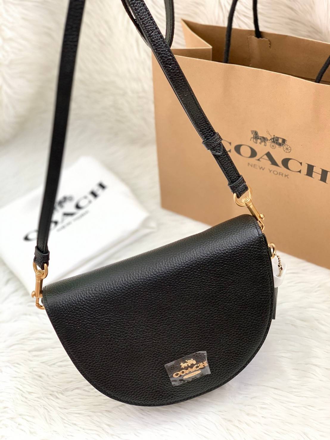 พร้อมส่งที่ไทยครบทั้ง6สีค่ะ 😘 Coach Ellen Crossbody In Signature ((C1432)) กระเป๋าทรงฮาฟมูนรูปทรงคลาสสิก ออกแบบให้มีลักษณะโค้งมน ไม่ดูเป็นทรงแข็งจนเกินไป ดีไซน์และสีของกระเป๋ายังเรียบง่าย เข้าได้กับทุกชุด สะพายครอสบอดี้ร์//สะพายข้าง หรือถือแบบคลัท