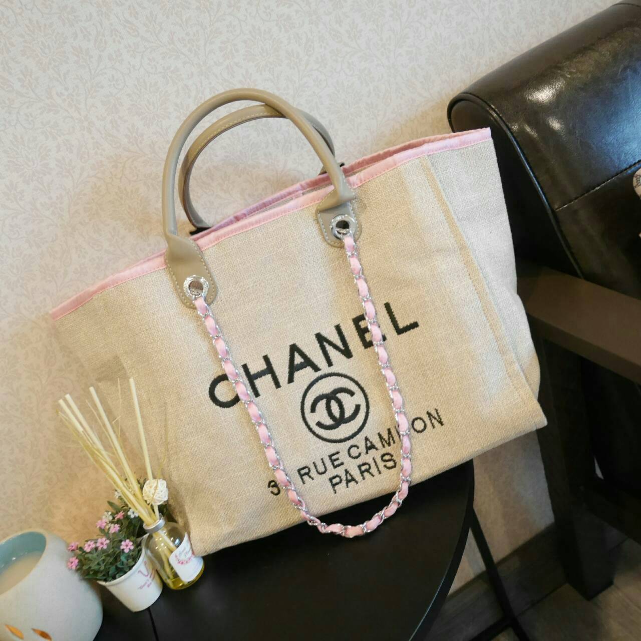 ถามกันมาเยอะมาก จัดมาให้สาวๆละค้า กับ Chanel Canvas tote bag ในรุปแบบของงาน premium gift จากแบรนด์ Chanel กระเป๋าสะพายเนื้อ canvas หนา มีซับในอย่างดี ด้านหน้าปักโลโก้แบรนด์สุดหรู หูหิ้วมี 2 แบบน้า คือ แบบสายหนัง และสายโซ่ (สามารถถอดออกได้คะ) จุของได้เยอะม