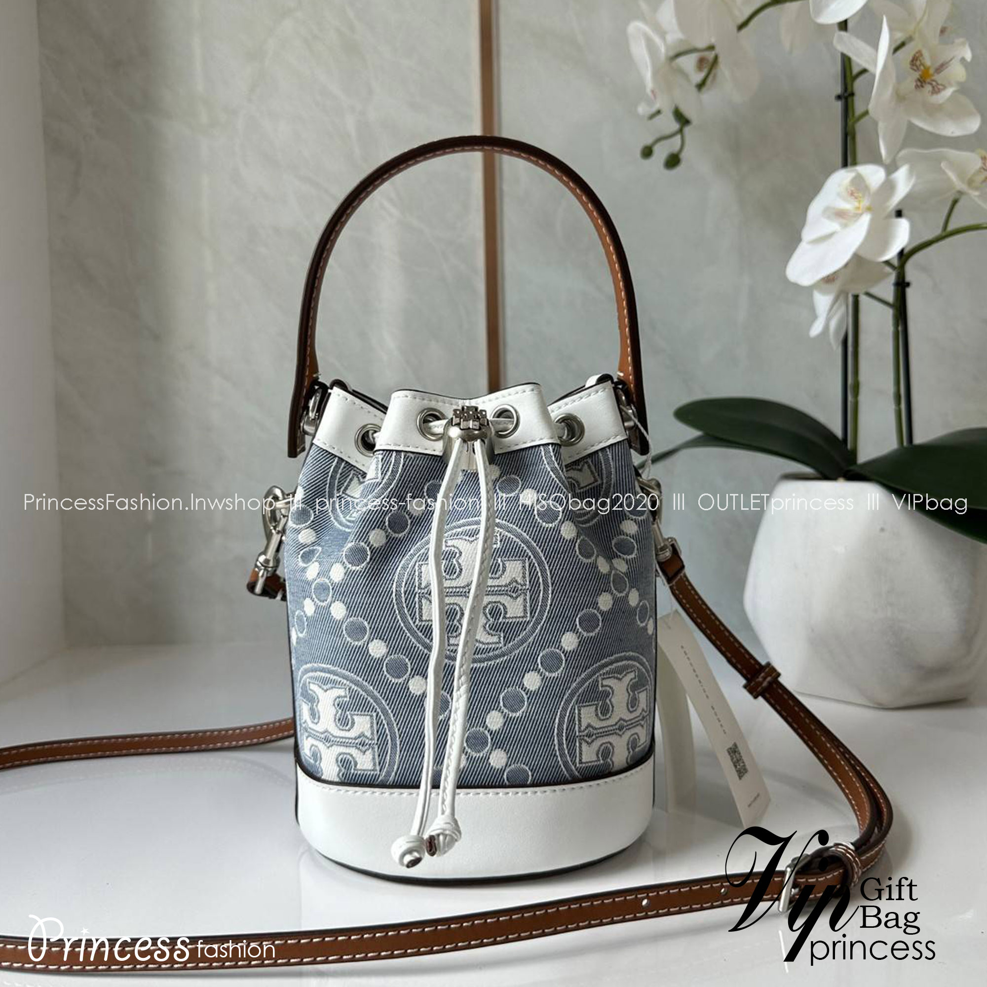 TORY BURCH Mini T Monogram Denim Bucket Bag คอลเลคชั่นใหม่ รูปแบบคลาสสิค พกพาความหรูหราไปได้ทุกที่ด้วยกระเป๋าทรง Bucket ขนาดกลางและปิดด้วยเชือกรูดพร้อมโลโก้แวววาว วัสดุผ้าเดนิมแจ็คการ์ด ตัดขอบหนังแท้ สวยหรู ทันสมัยสุดๆคะ