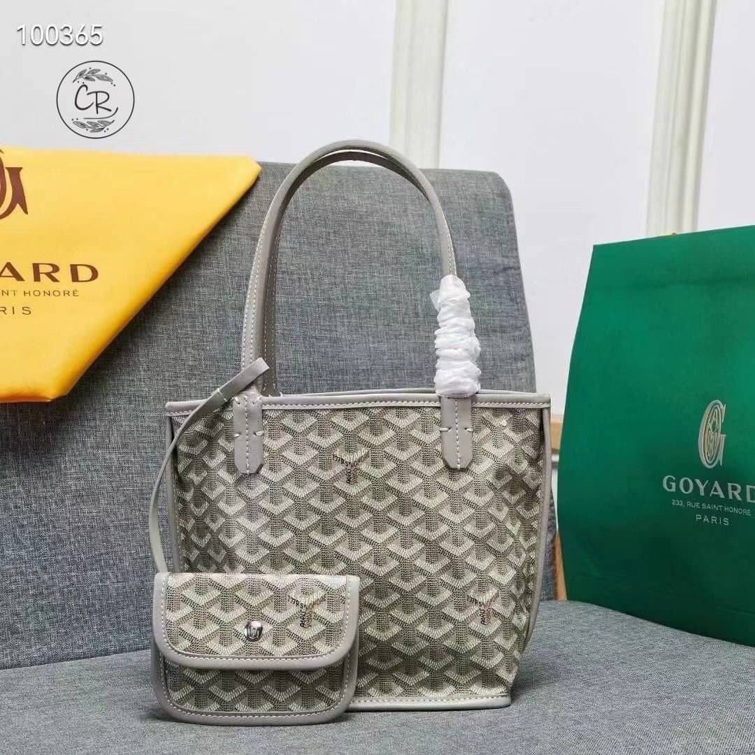 GOYARD ANJOU TOTE MINI ฮอตไอเท็ม กับกระเป๋าสะพายทรงโท้ท ไซส์มินิ กะทัดรัดมาก มาครบสีขายดี เลิศทุกสี รูปทรงคลาสสิค ดีไซน์เป็นเอกลักษณ์ ใช้งานได้หลากหลาย สามารถกลับด้านใช้ได้แบบไม่มีเบื่อ