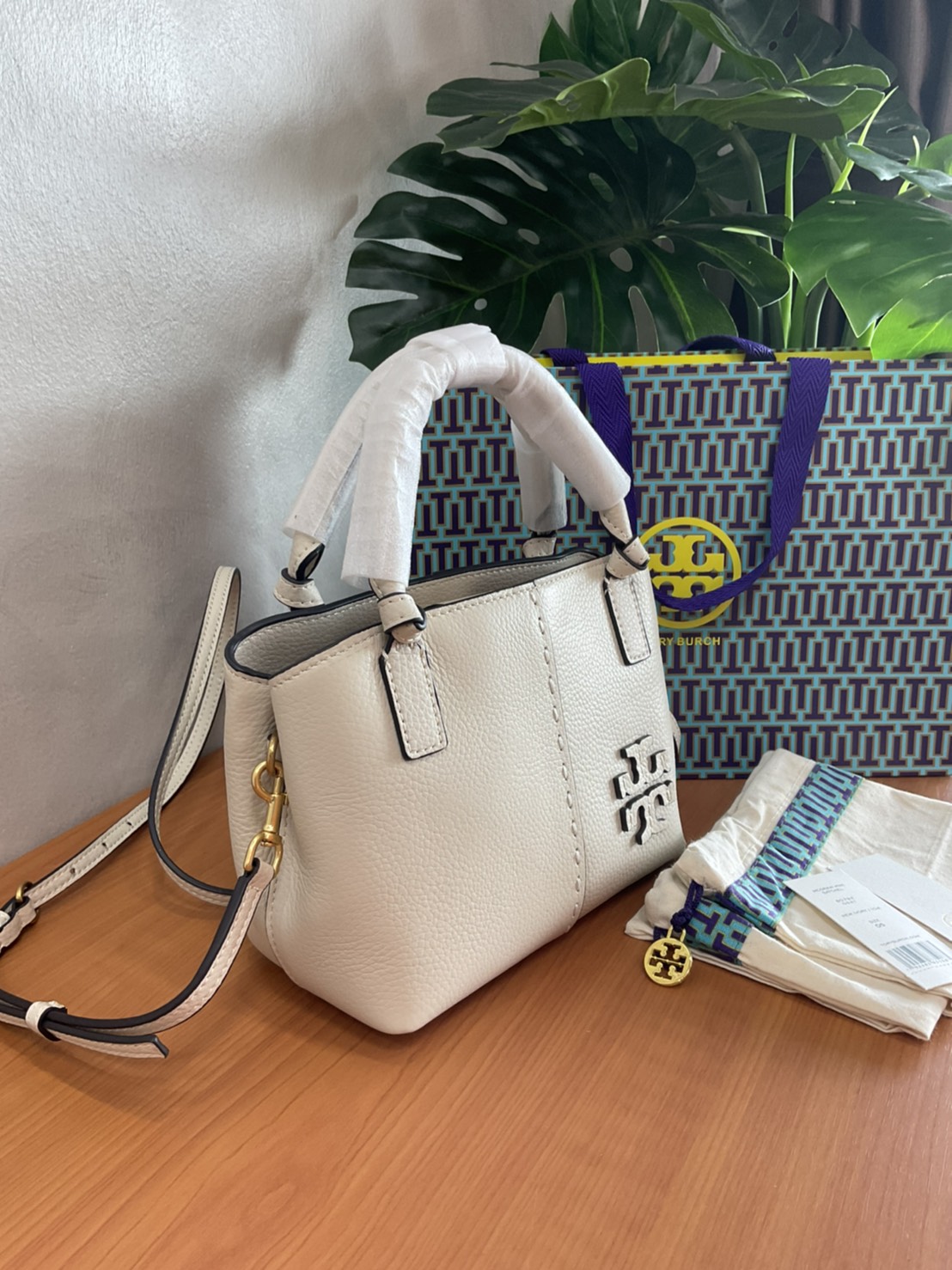 Tory Burch McGraw Mini Satchel กระเป๋าถือ/สะพาย Crossbody วัสดุหนังลูกวัวแท้ 100% ด้านหน้าประดับโลโก้หนัง ตัดเป็นรูปตัว T สัญลักษณ์แบรนด์ ตัวกระเป๋าเดินด้ายเล่นลายเพิ่มลูกเล่น เพื่อความเก๋!!