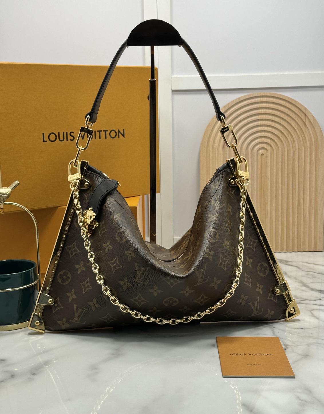 LV Lucky Trunk Bag Monogram Canvas กระเป๋าสะพายรุ่นใหม่ ไอเท็มยอดนิยมจากรันเวย์แฟชั่นโชว์คอลเลคชั่นประจำฤดูกาล Fall-Winter 2024 มอบกลิ่นอายสไตล์ Slouchy สะดุดตา