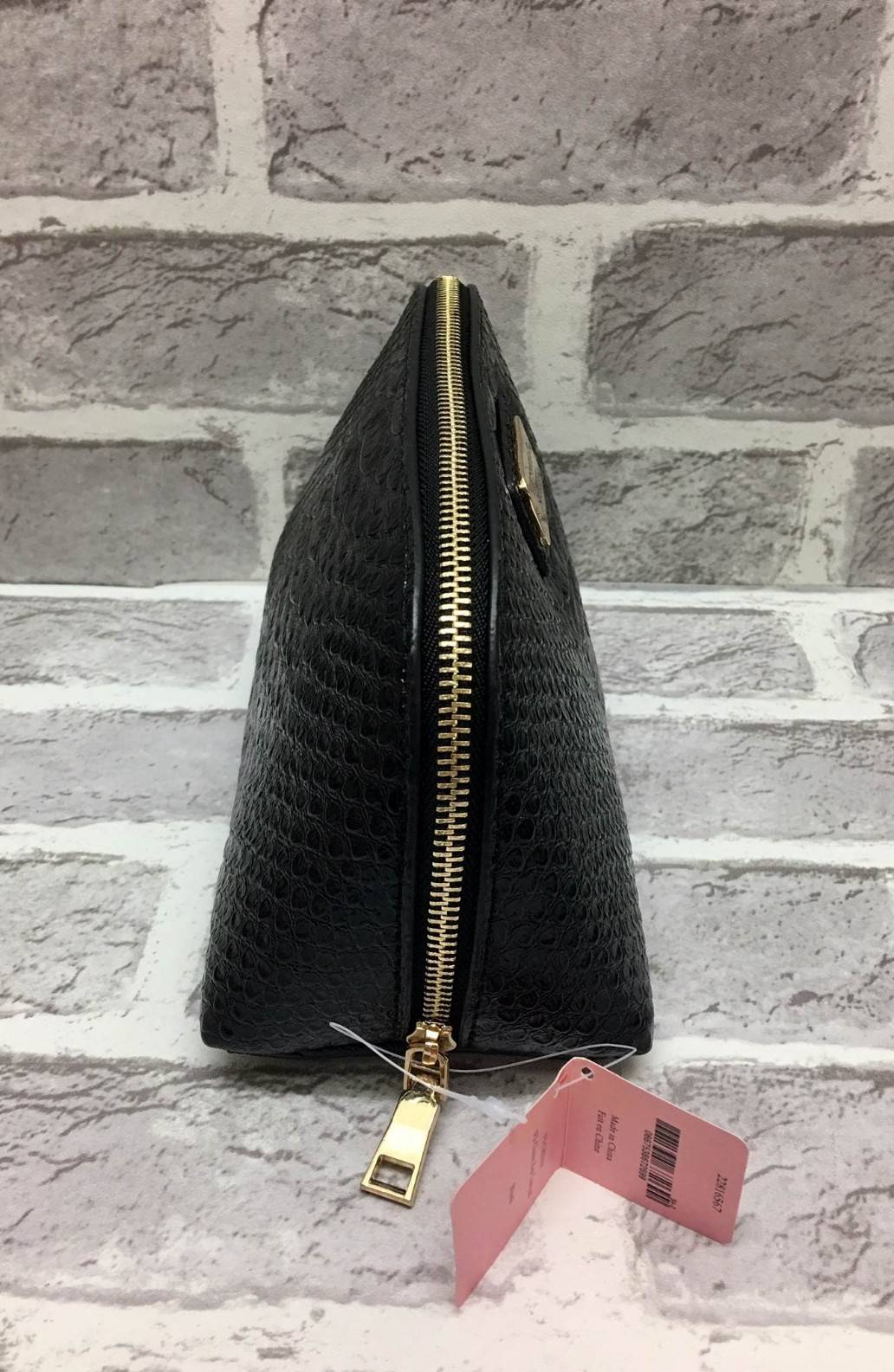 New Arrival Victoria' Secret Pu Croc Bag พร้อมส่งความปัง เหล่าสาวกนางฟ้าไม่ควรพลาดค่ะ กระเป๋าหนังลายจรเข้อยู่ทรงสวยหรู ด้านหน้าติดอะไหล่โลโก้แบร์นหรู เปิดปิดกระเป๋าด้วยซิปคุณภาพดี ด้านในโล่ง มีช่องซิปหนึ่งช่อง ช่องเล็กอีก 2 ช่องค่ะ มาพร้อมสายคล้องมือ