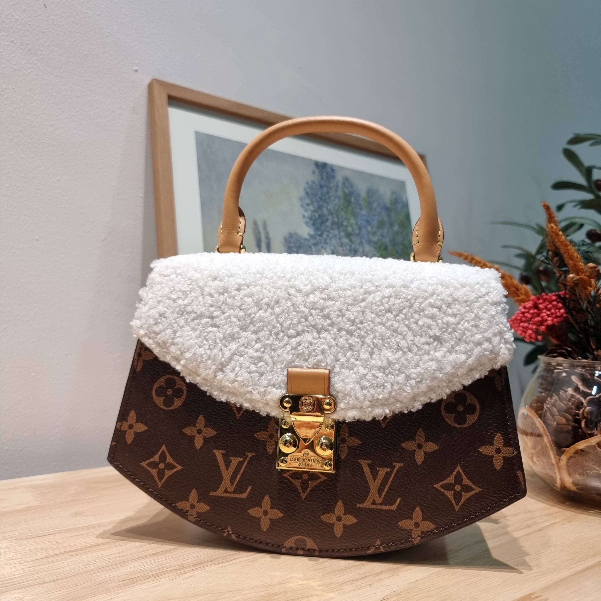 LV EDEN FLEECE bag / LV CROSSBODY HAND BAG กระเป๋าสะพายดีไซน์ใหม่ แรร์ไอเท็มที่สาวๆต้องมี! ดีไซน์ตกแต่งขนฟูนุ่ม วัสดุหนังแคนวาส เปิด-ปิดกระเป๋าด้วยอะไหล่กดล็อค ภายในเป็นช่องโล่ง มีช่องซิปแยก มีหูจับในตัวและสายครอสบอดี้มาให้ ใช้งานง่าย เหมาะกับทุกสไตล์การแ