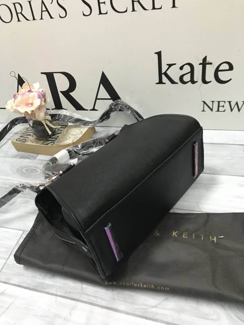 CHARLES & KEITH DOUBLE ZIP TRAPEZE (M) Best seller! กระเป๋าถือหรือสะพาย ขนาดกำลังดี น้ำหนักเบา ด้านบนเปิดปิดด้วยซิปคู่ ภายในบุหนัง จุได้เยอะ ใส่ mini iPad,กระเป๋าสตางค์ยาวได้ มีช่องเล็ก และช่องซิป มีแผ่นรองฐานวางอยู่ทรง มาพร้อมสายสะพายยาว ถอด ปรับระดับได้