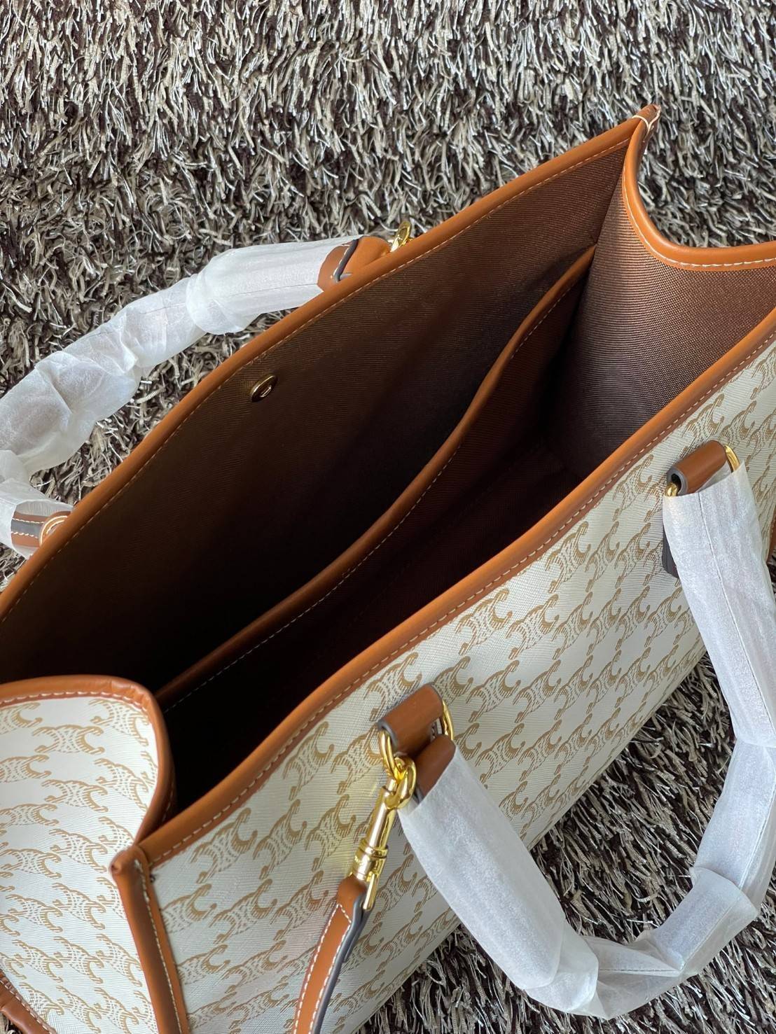 Celine Horizontal Cabas In Triomphe Canvas / Celine tote bag สายชอบพกของเยอะ ต้องหยิบของในกระเป๋าบ่อย รุ่นนี้ก็เป็นอีกตัวเลือกที่น่าสนใจค่ะ เพราะนอกจากจะจุของได้เยอะแล้วดีไซน์ยังเรียบสวยมีกลิ่นอายความวินเทจ อีกทั้งขนาดกระเป๋าใหญ่กำลังดีไม่เกะกะ เคลื่อนไหว