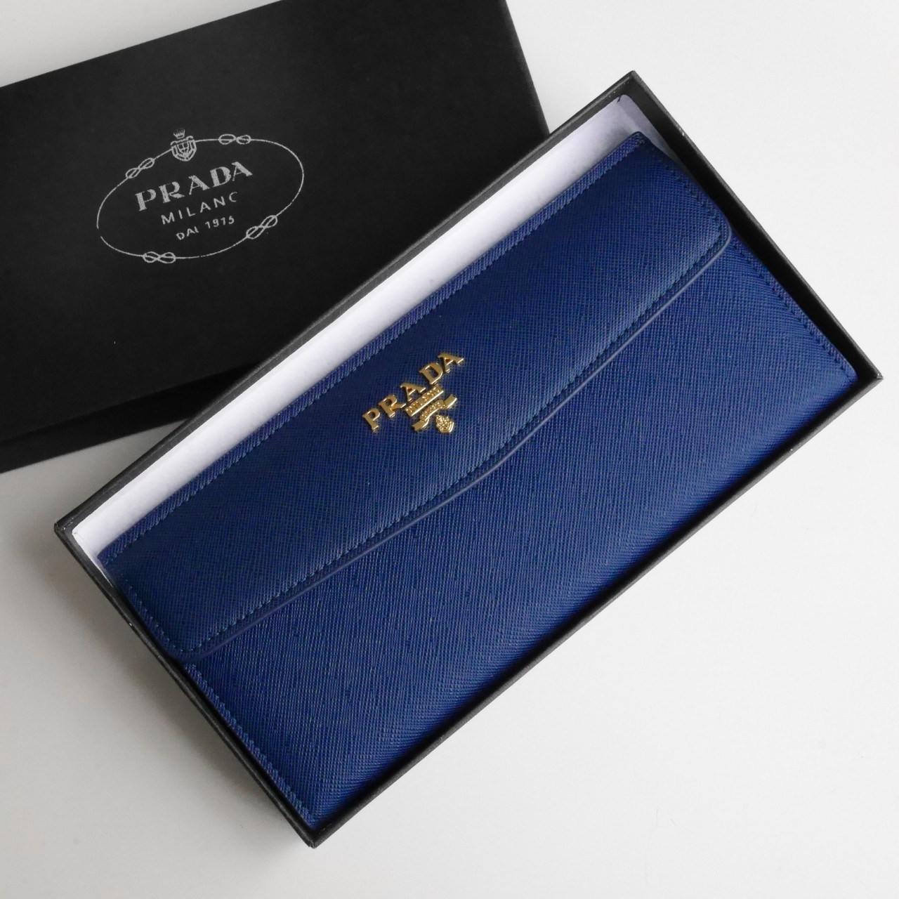 พร้อมส่งครบสีค่ะ 🖤💙💖 Best Seller PRADA LONG WALLET กระเป๋าสตางค์ยาว **รับทรัพย์ ทรงหรู จากงานพรีเมี่ยมกิ้ฟ จากเคาเตอร์ต่างประเทศ จากแบรนด์ PRADA ลายหนัง SAFFIANO มีช่องใส่บัตร ถึง 12 ช่อง และช่องซิปใส่ของจุกจิกได้ น้ำหนักเบา จับถนั