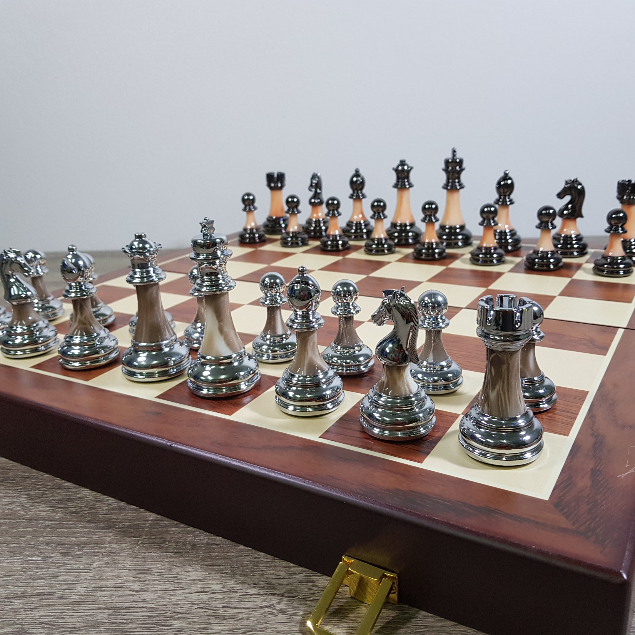 ชุดหมากรุกสากลไฮเอน(High End)ตัวอะคริลิคช่องขนาด 5x5 cm. ขนาดกระดาน45x45 cm.