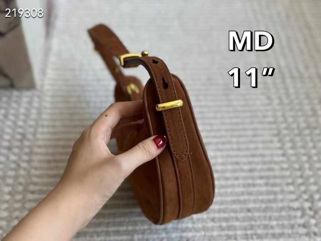 PRADA Arqué Suede Shoulder Bag Cocoa Brown กระเป๋าทรงโฮโบงานหนังกลับที่มาแรงมากๆ สวยเด่นเป็นเอกลักษณ์ ดีไซน์เรียบแต่มากมีอยู่จริง สวยดูแพง