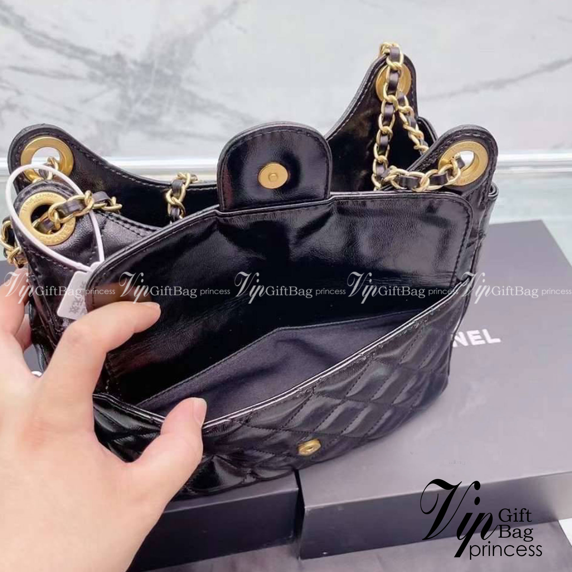 CHANEL SMALL HOBO BAG ใหม่ล่าสุดก่อนใคร กับคอลใหม่ลุคลูกคุณยอดฮิต Shiny Crumpled Calfskin & Gold-Tone Metal ตอบโจทย์ได้ทุกลุค ทุกไลฟ์สไตล์ ใช้งานได้ง่ายคล่องตัว กับกระเป๋าสะพายข้าง ปรับเปลี่ยนการใช้งานได้หลากหลาย ภายในเป็นช่องโล่ง สะพายไปเที่ยว ทำงาน ออกเ