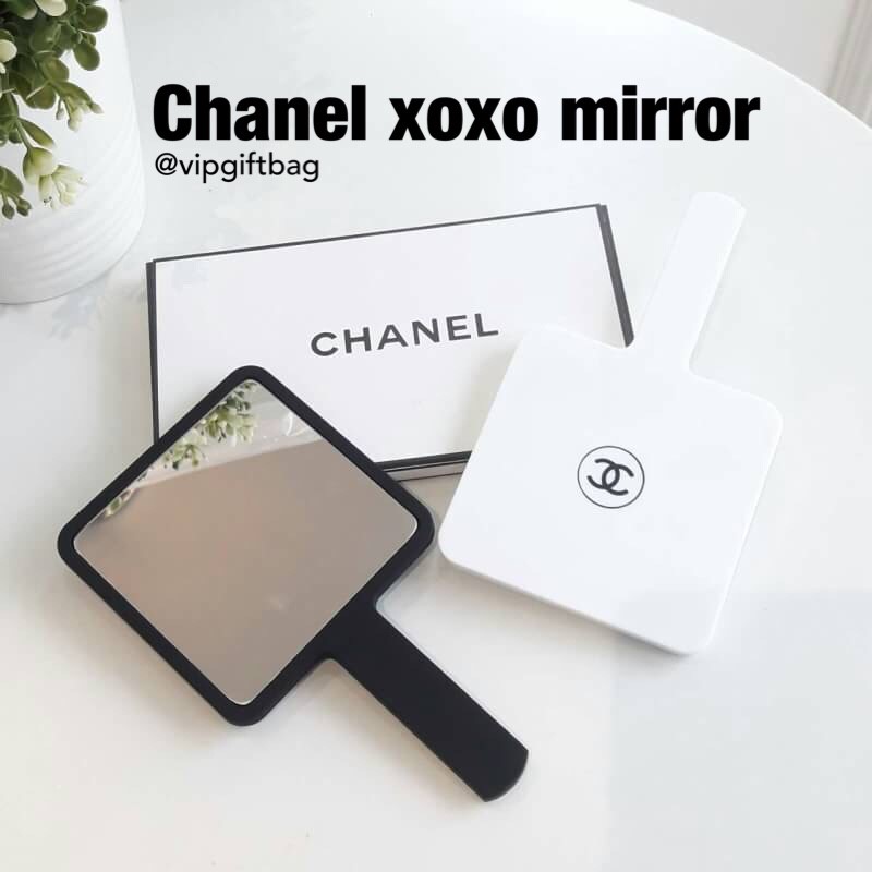 มีกระจกดีดีสักชิ้น ไว้พกติดตัวกันหรือยังคะสาวๆ? ทางร้านขอแนะนำ Chanel xoxo mirror กระจกแบบถือ ของสมนาคุณ จากแบรนด์ เครื่องสำอางค์ Chanel ตัวกระจกมีขนาดกะรัด ถือง่าย พกพาสะดวก ด้านนอกผิวลื่นเคลือบด้านสบายมือ ปั้มโลโก้แบรนด์ ด้านในเป็นกระจกใส จะส่องกี่ครั้ง