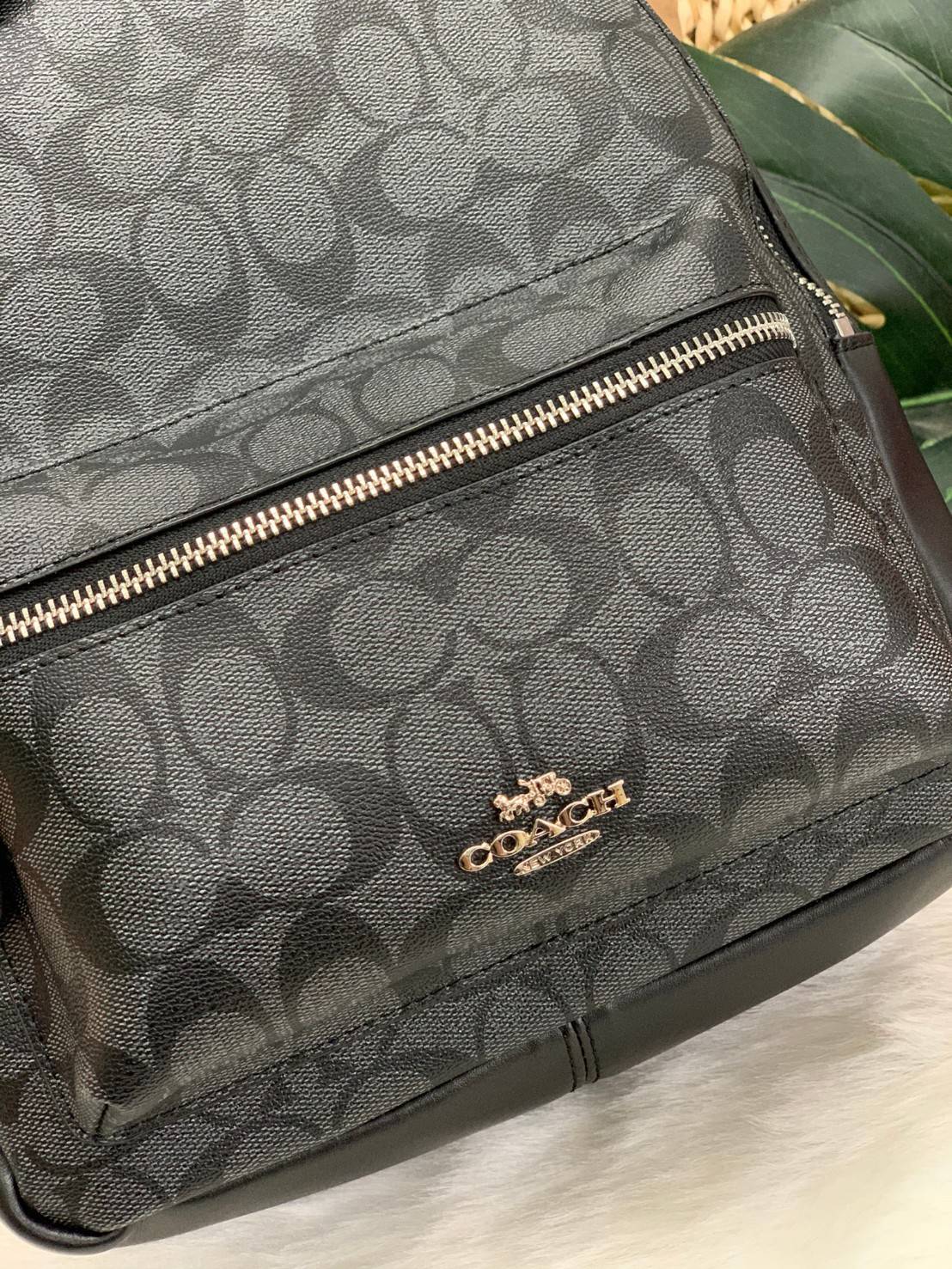 OUTLET 】COACH MEDIUM CHARLIE BACKPACK IN SIGNATURE ((32200)) พร้อมส่งที่ไทยอีกครั้งค่ะ! กระเป๋าสะพายหลังขนาดกลาง หนังแท้+ไนล่อน ด้านหน้ามีช่องซิปให้หนึ่งช่อง;เปิดปิดช่องหลักแบบซิปคู่ ภายในกว้างใส่สัมภาระได้จุนะคะ พร้อมช่องซิปให้อีกช่องค่ะ;สายสะพายสามารถเล